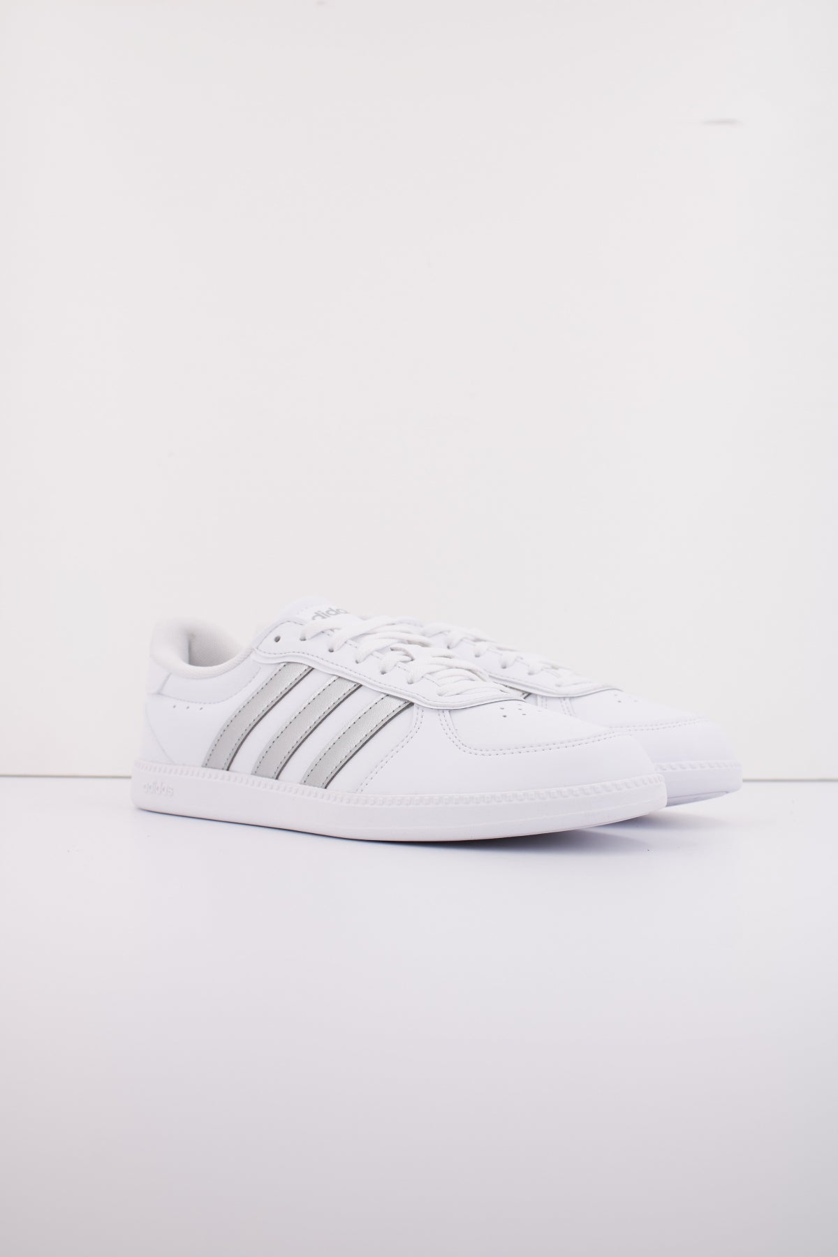 ADIDAS BREAKNET SLEEK en color BLANCO  (2)