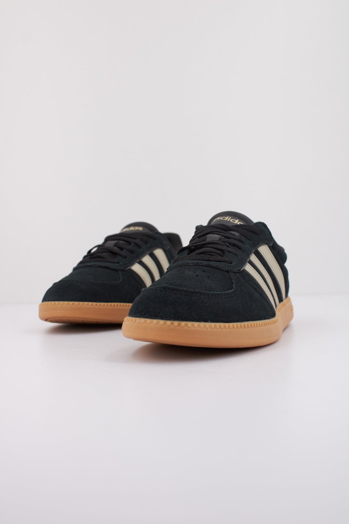 ADIDAS BREAKNET SLEEK en color NEGRO  (2)