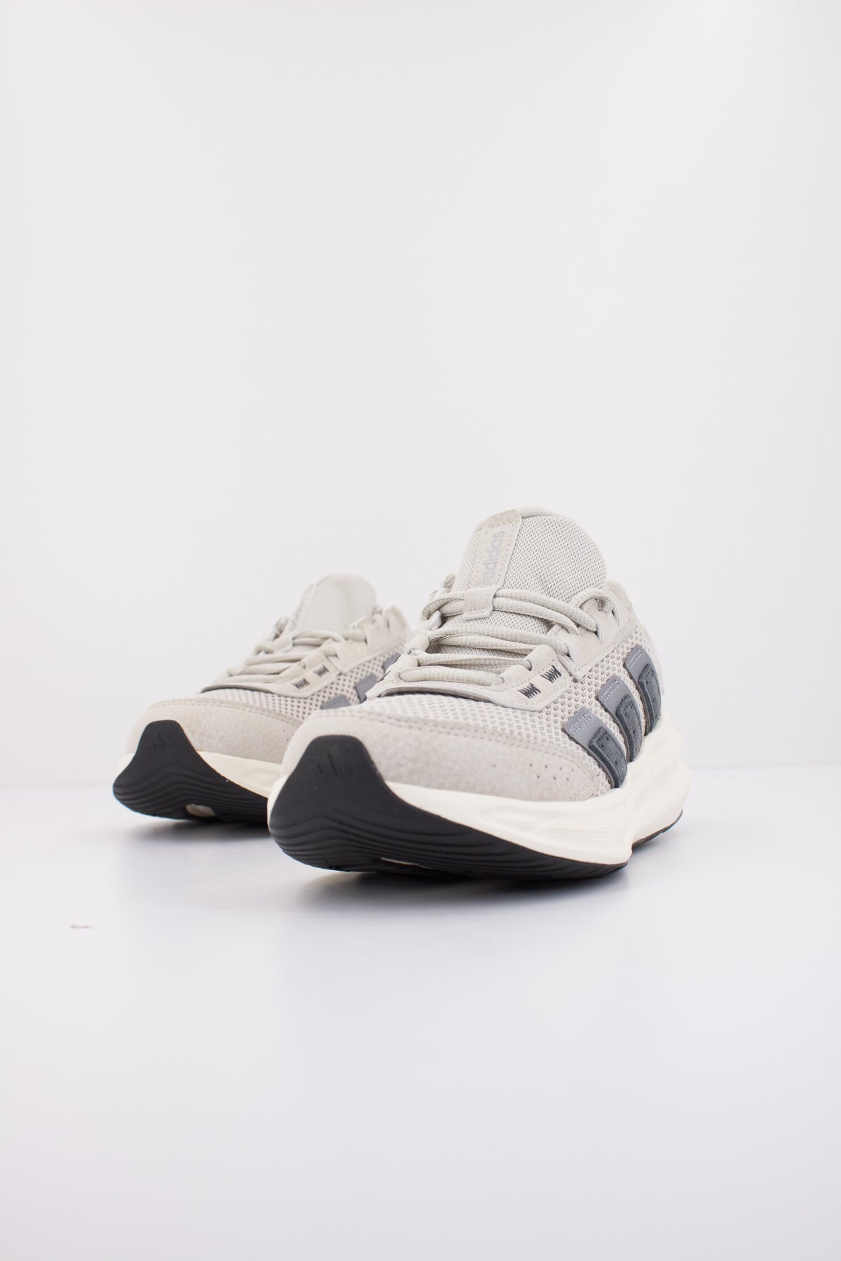 ADIDAS  ASTRASTAR  en color GRIS  (2)