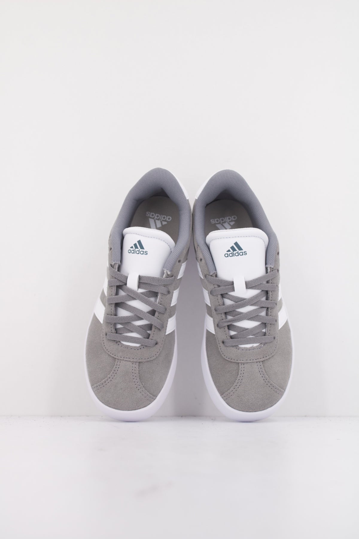 ADIDAS VL COURT . K en color GRIS  (3)