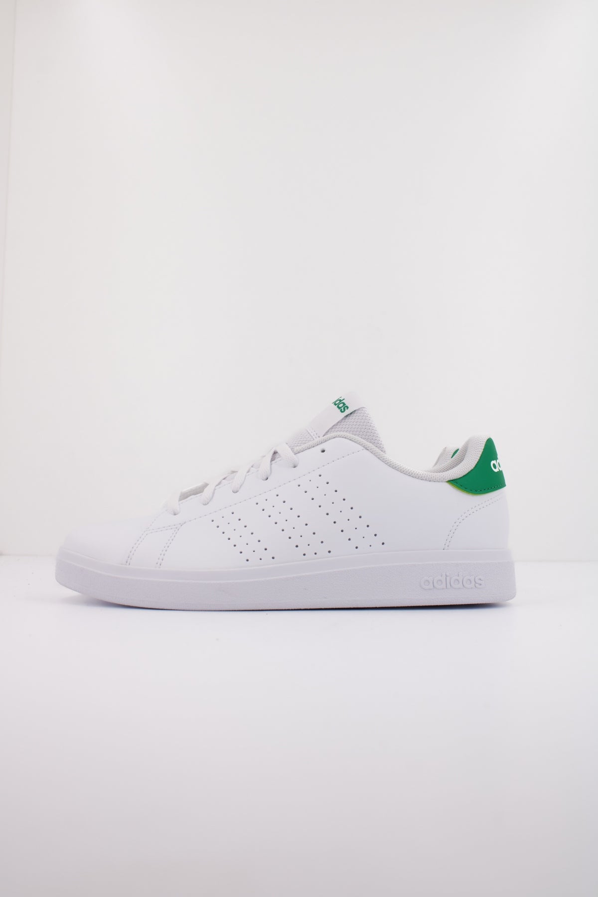 ADIDAS  ADVANTAGE BASE .  en color BLANCO  (1)