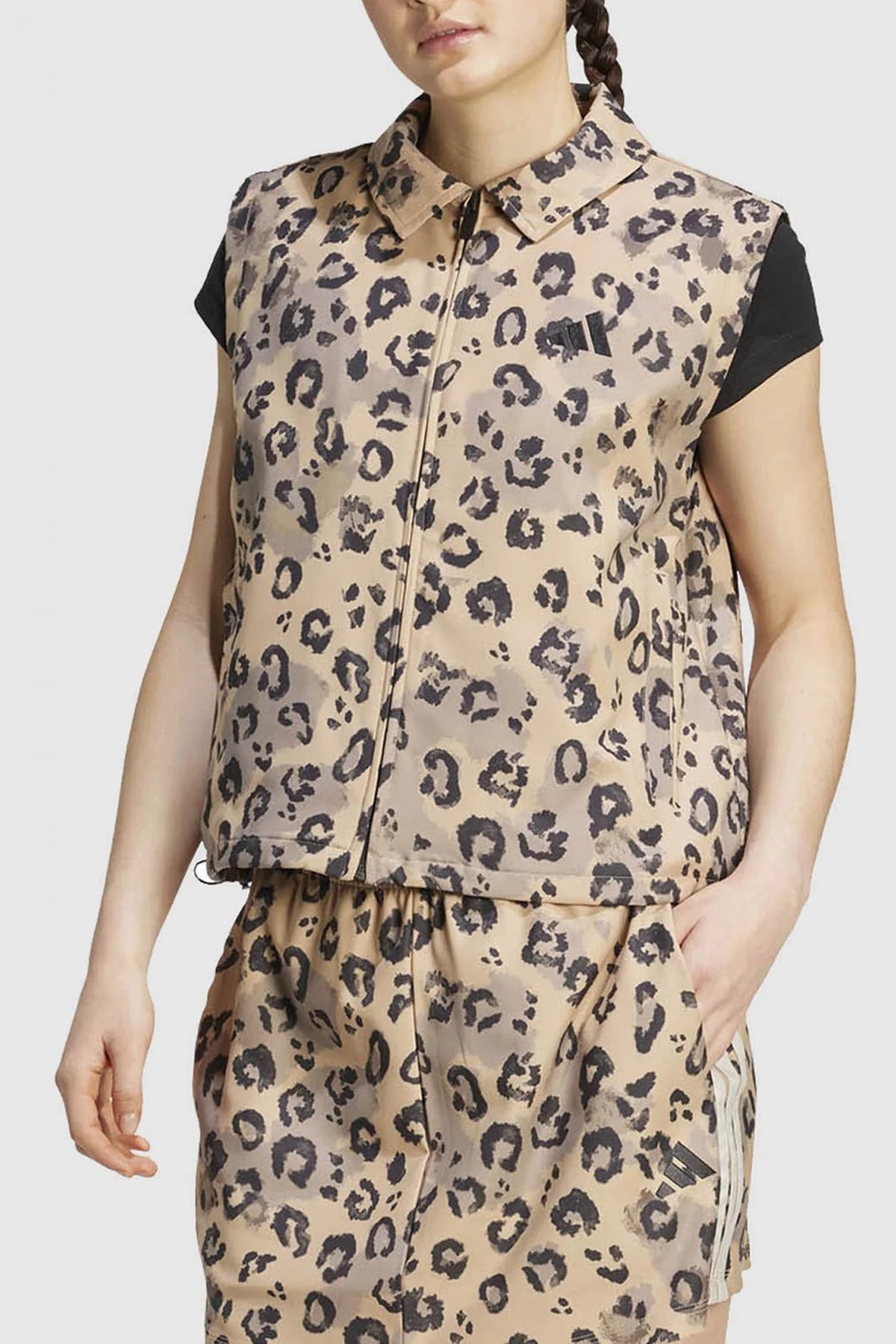 ADIDAS  W AOP VEST  en color ANIMAL PRINT  (1)