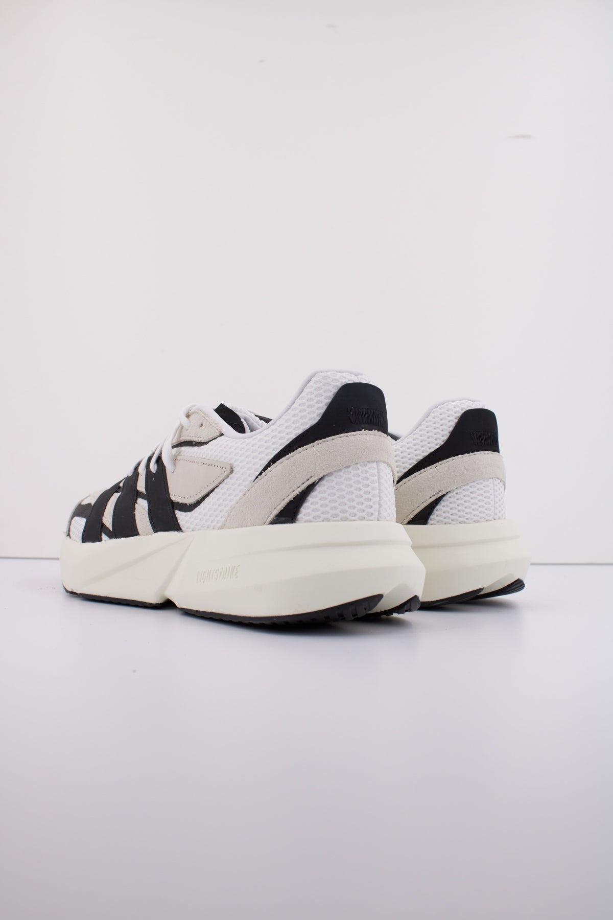 ADIDAS LIGHTBLAZE en color BEIS  (4)