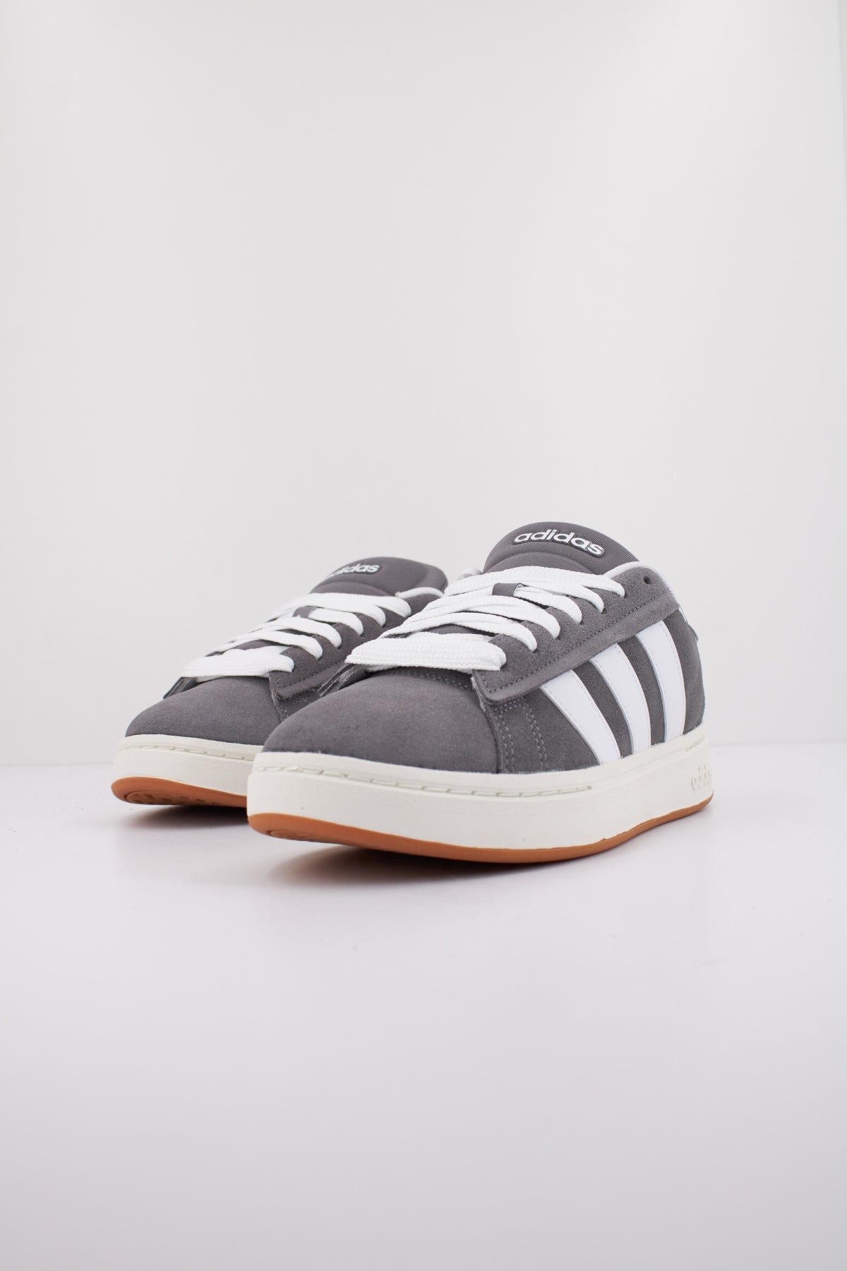 ADIDAS GRAND COURT ALPHA en color GRIS  (2)