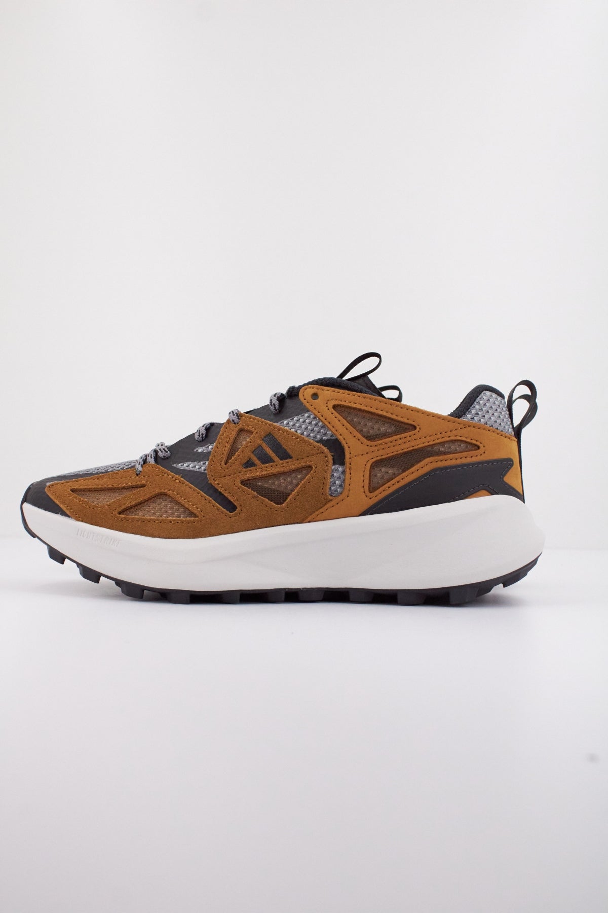 ADIDAS  KANTAI TRAIL  en color GRIS  (1)