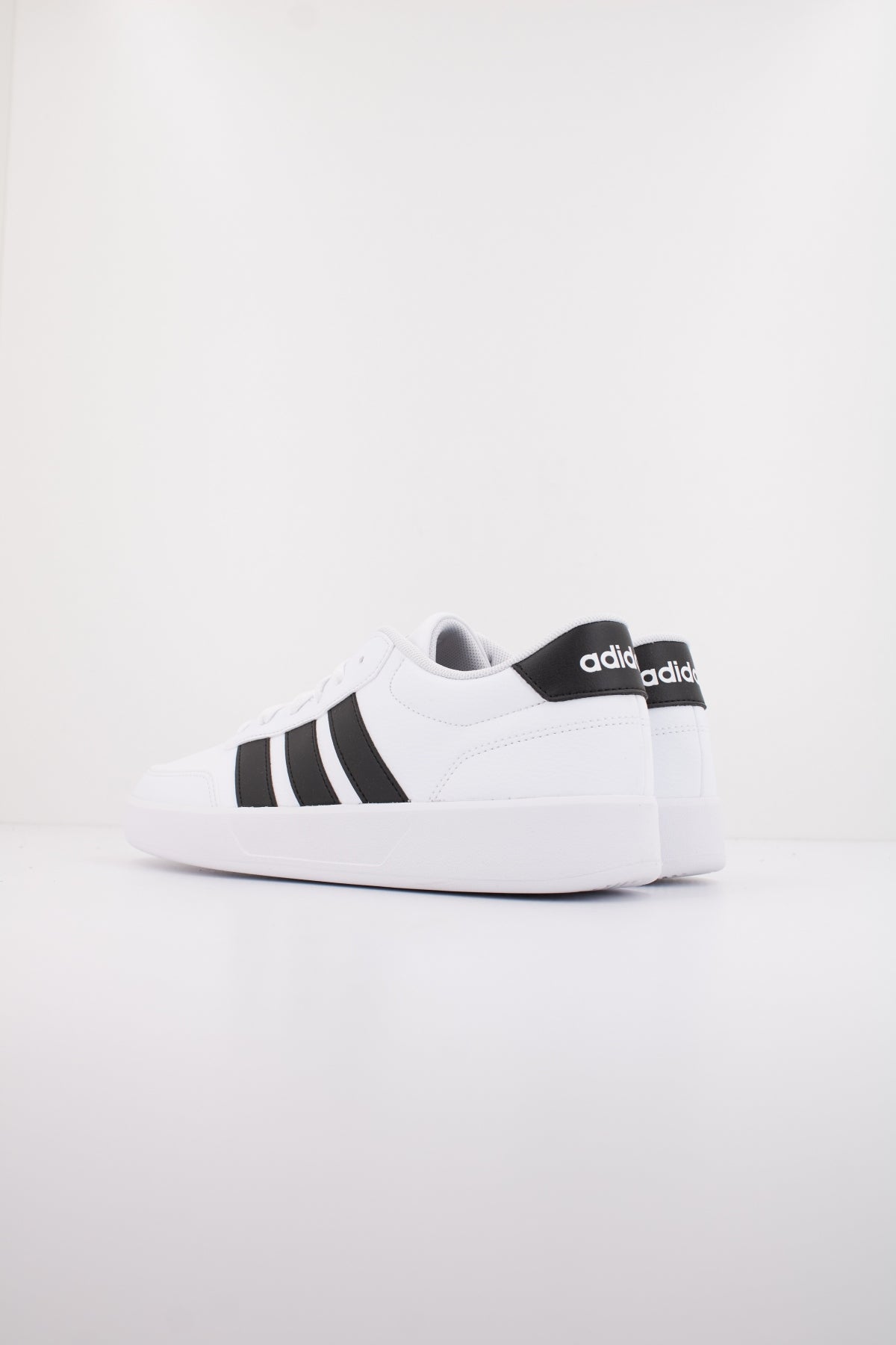ADIDAS BREAKNET . en color BLANCO  (4)