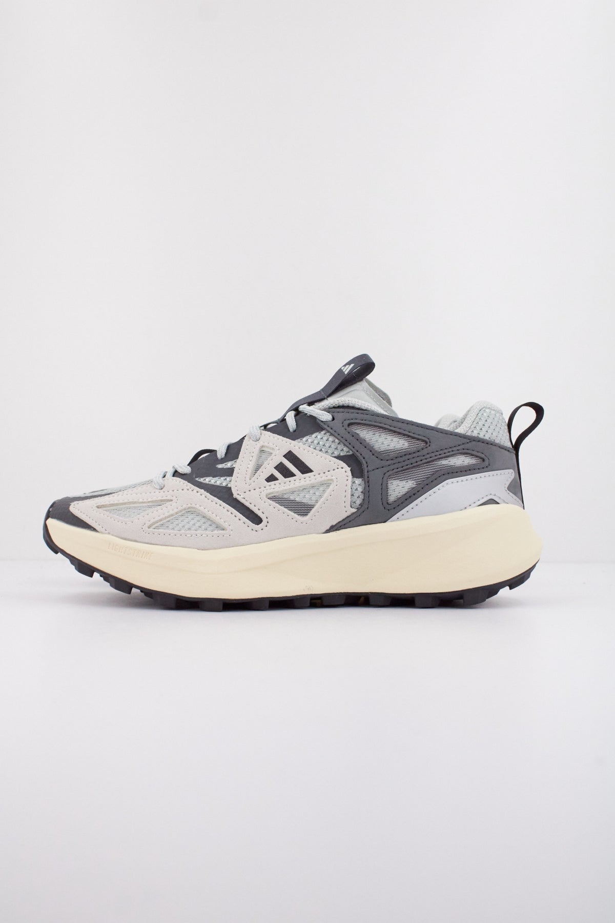ADIDAS  KANTAI TRAIL  en color GRIS  (1)