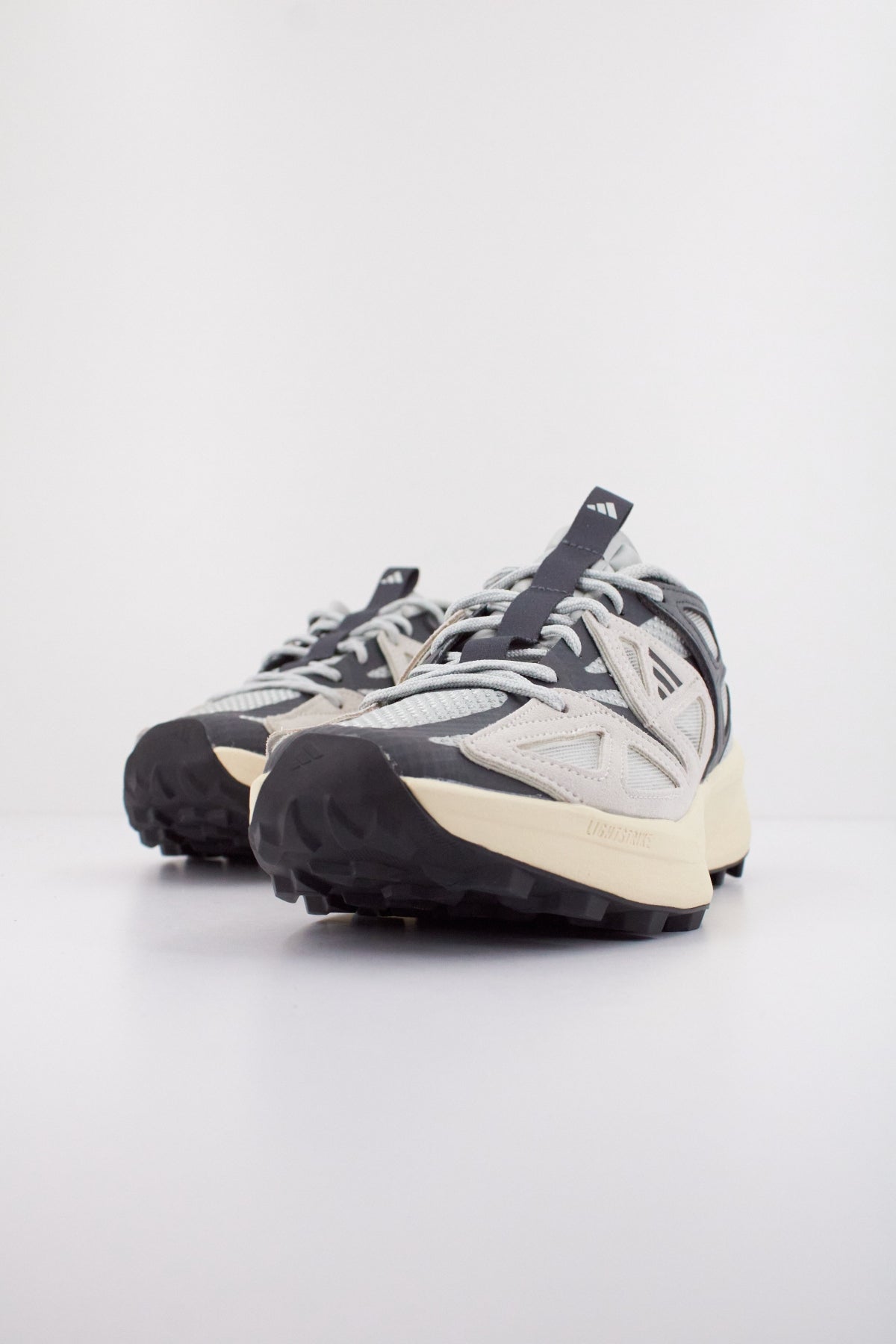 ADIDAS  KANTAI TRAIL  en color GRIS  (2)