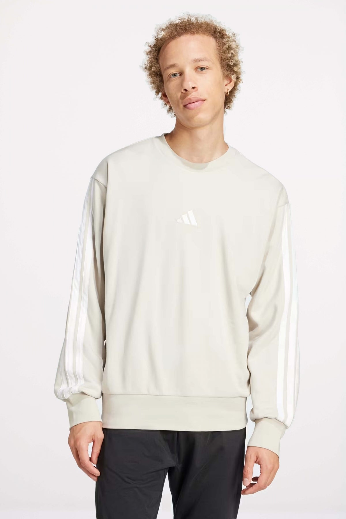 ADIDAS ESSENTIALS FRENCH TERRY  BANDAS en color BEIS  (1)