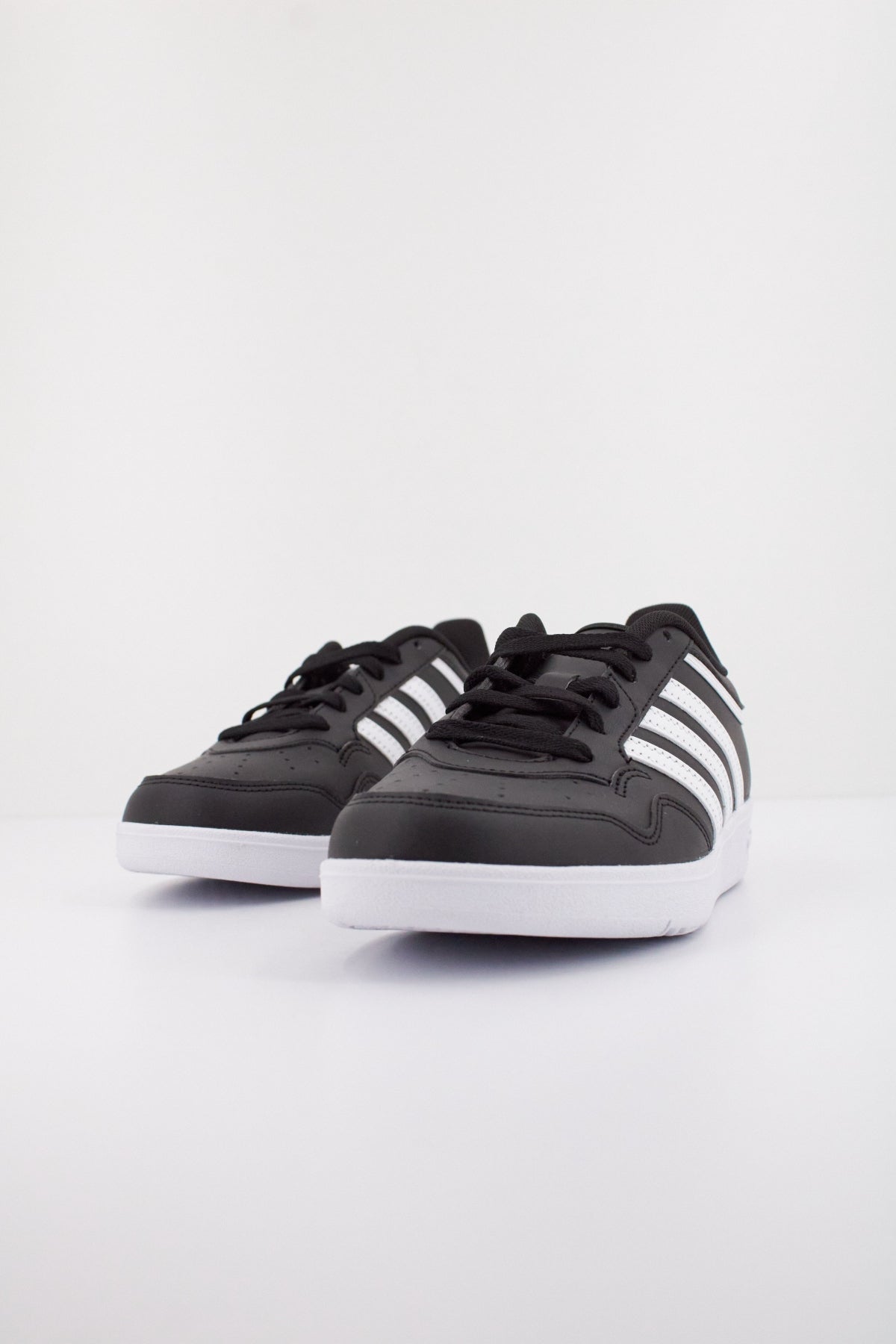 ADIDAS HOOPS . en color NEGRO  (2)