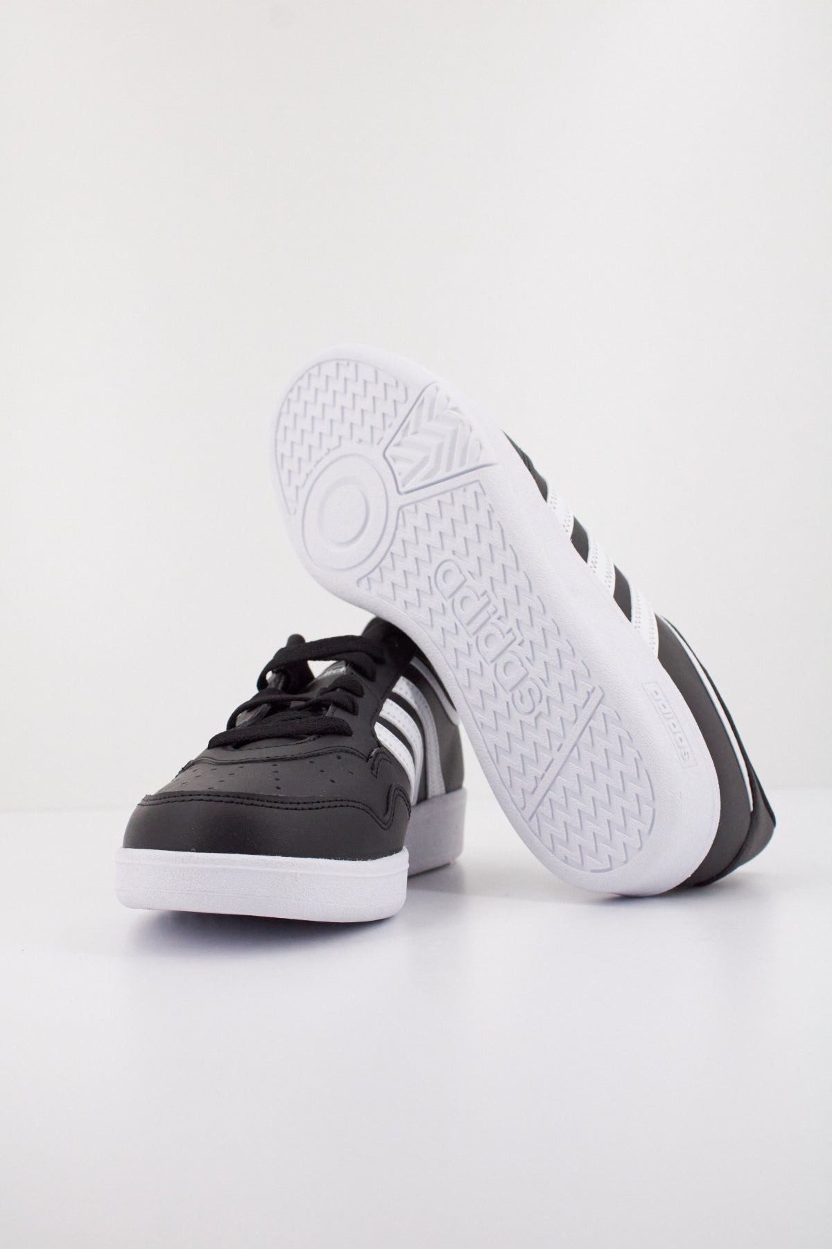 ADIDAS HOOPS . en color NEGRO  (5)