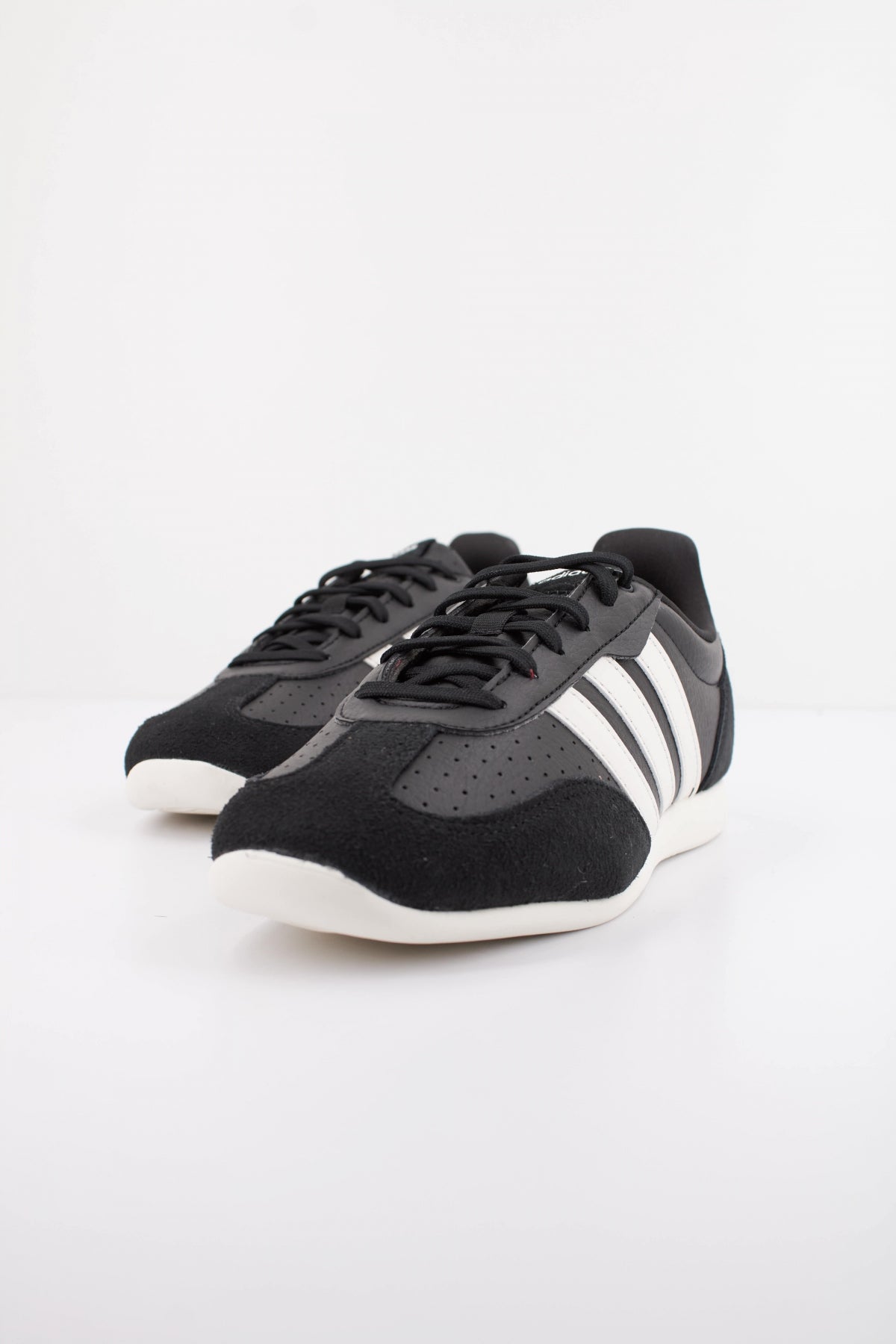 ADIDAS BARREDA LO en color NEGRO  (2)