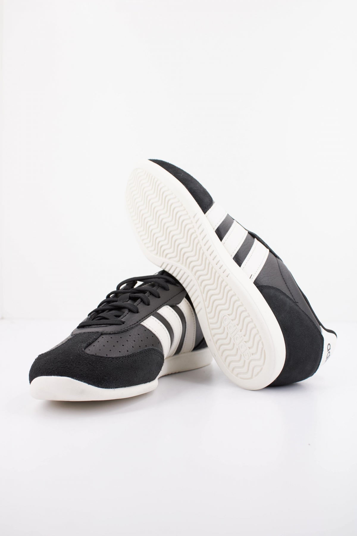 ADIDAS BARREDA LO en color NEGRO  (5)