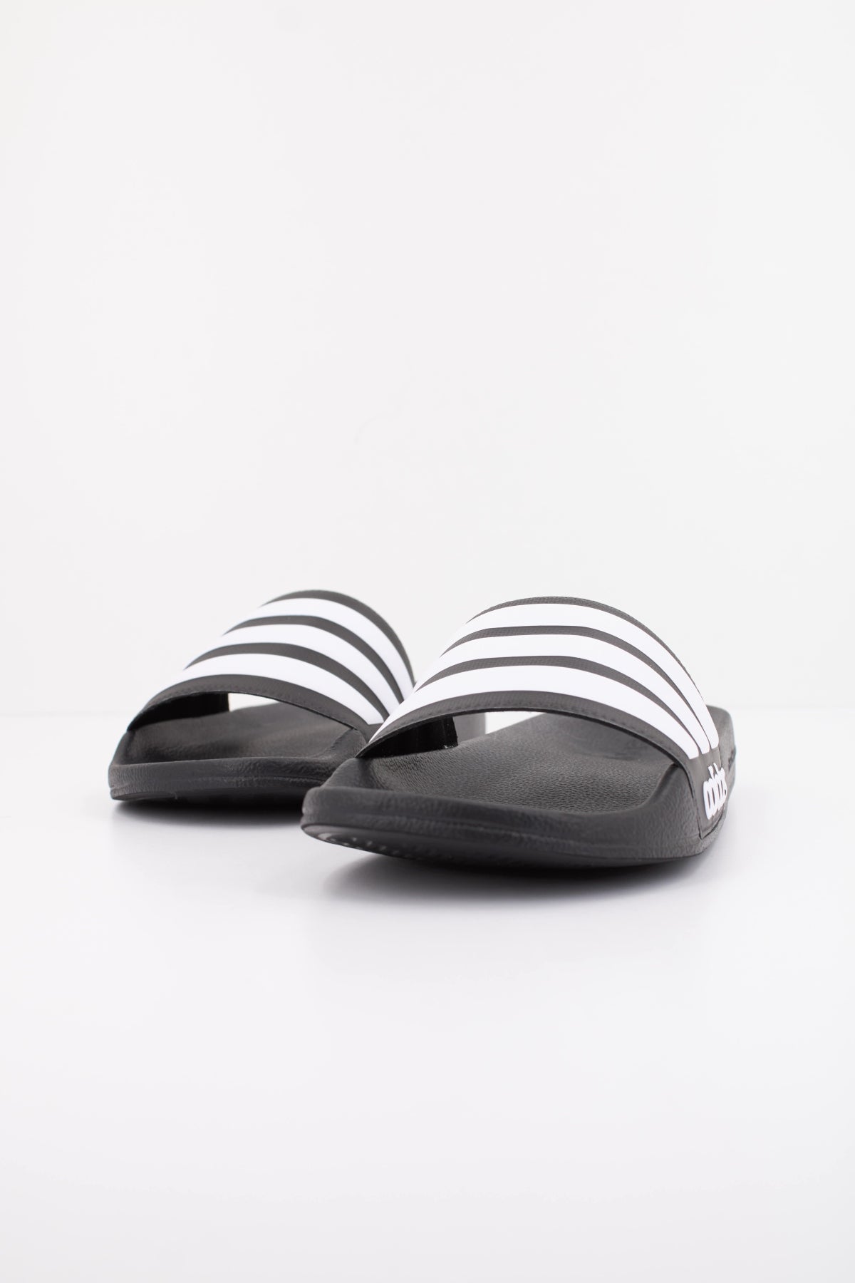 ADIDAS ADILETTE SHOWER en color NEGRO  (2)