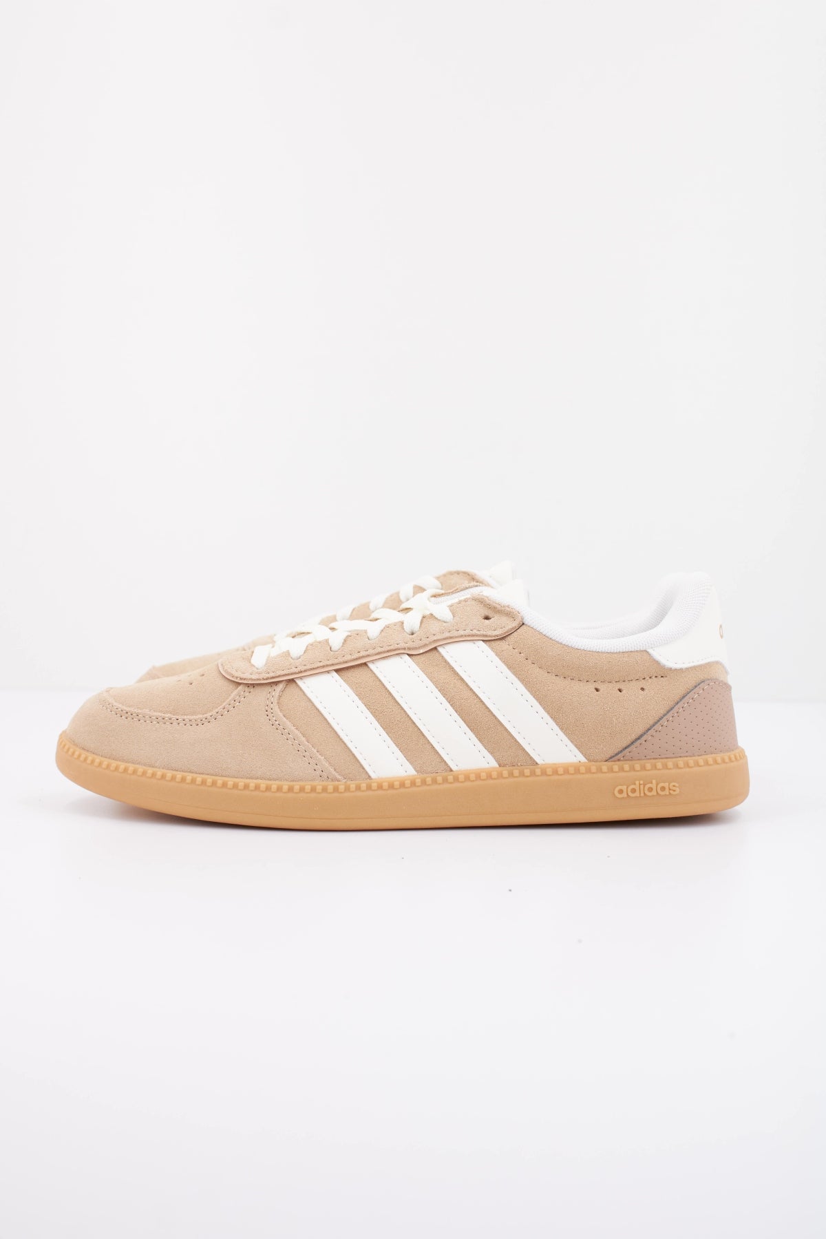 ADIDAS BREAKNET SLEEK en color MARRON CLARO  (1)