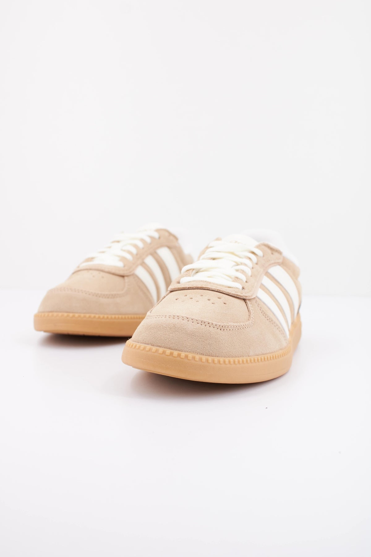 ADIDAS BREAKNET SLEEK en color MARRON CLARO  (2)