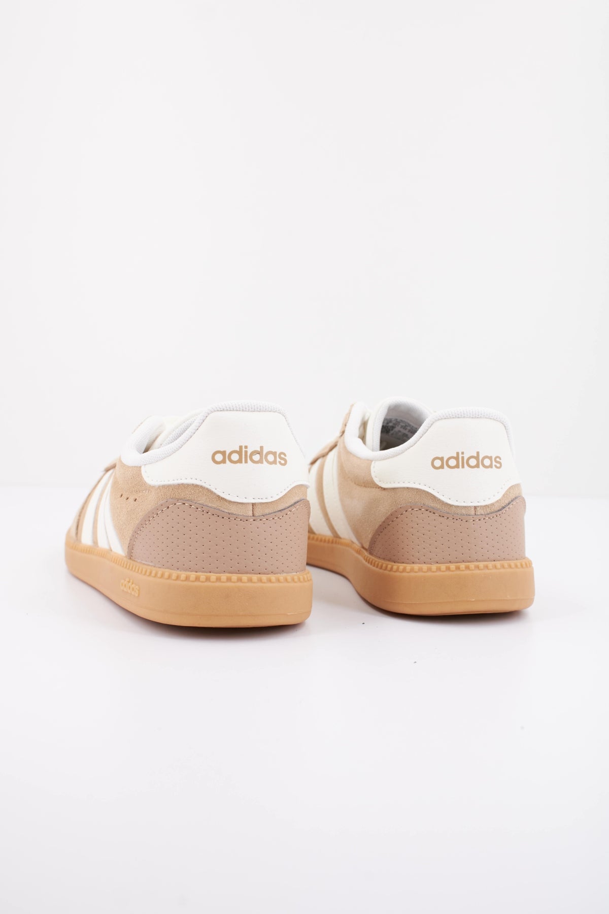 ADIDAS BREAKNET SLEEK en color MARRON CLARO  (4)