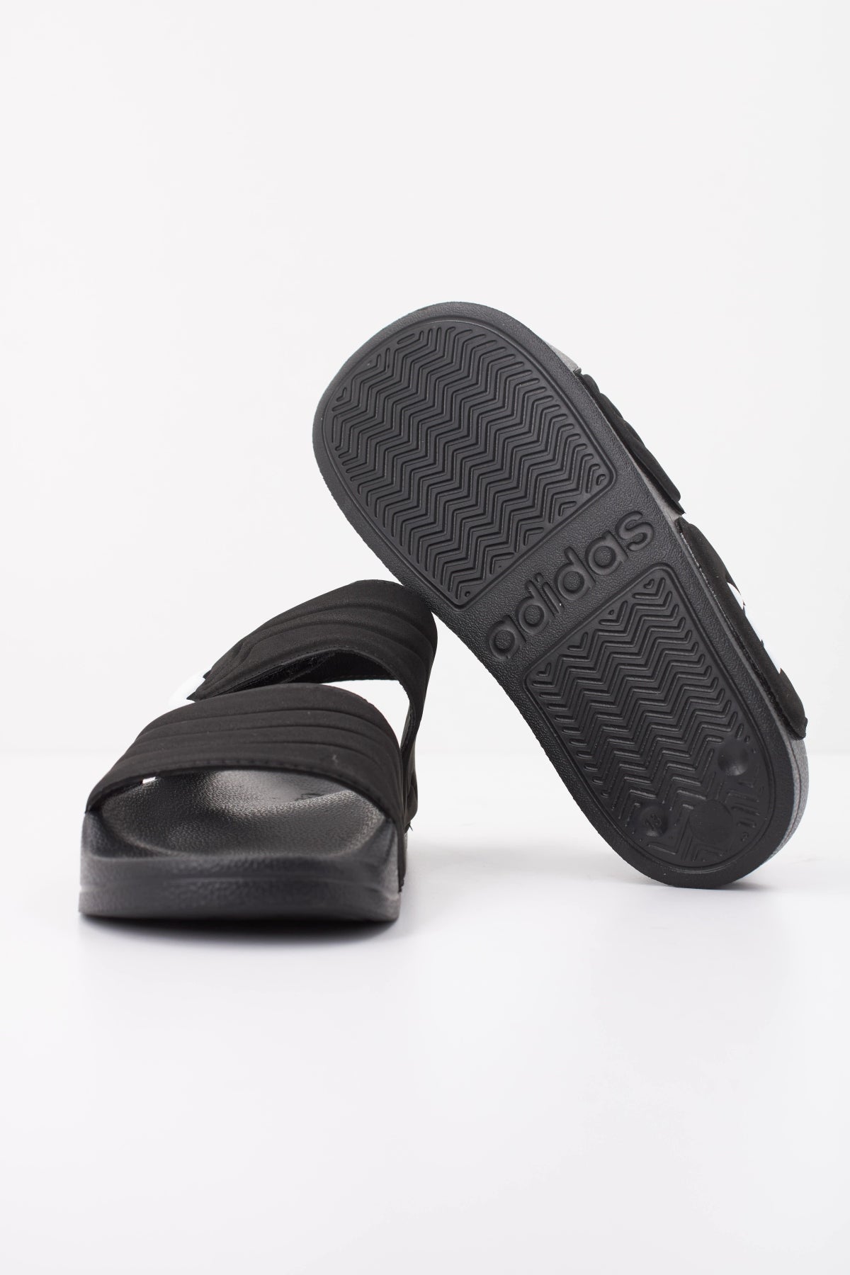 ADIDAS ADILETTE SANDAL  K en color NEGRO  (5)
