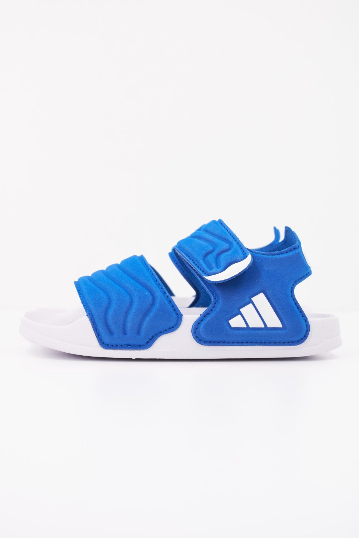 ADIDAS ADILETTE SANDAL  K en color AZUL  (1)