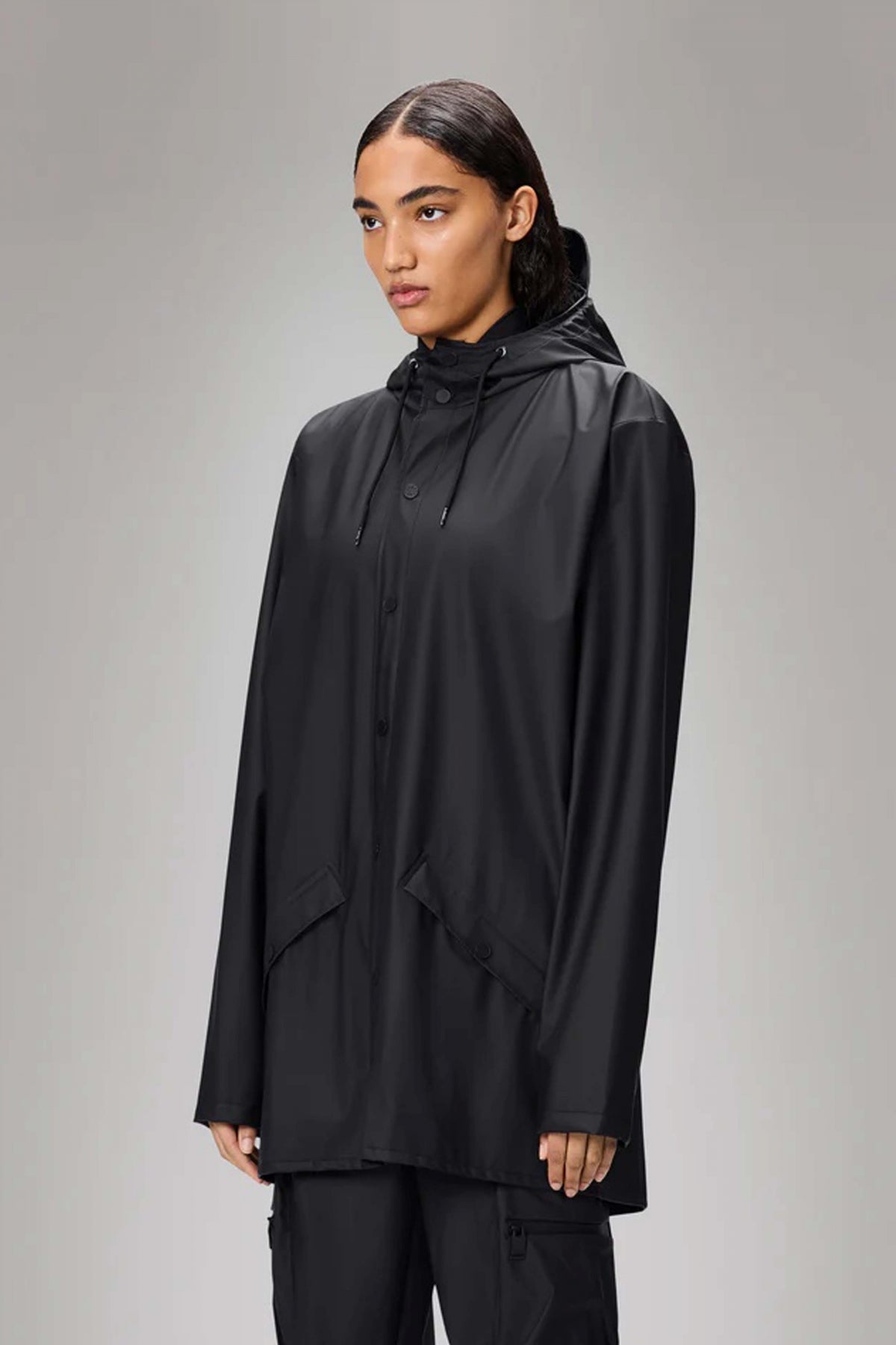 RAINS JACKET W en color NEGRO  (1)