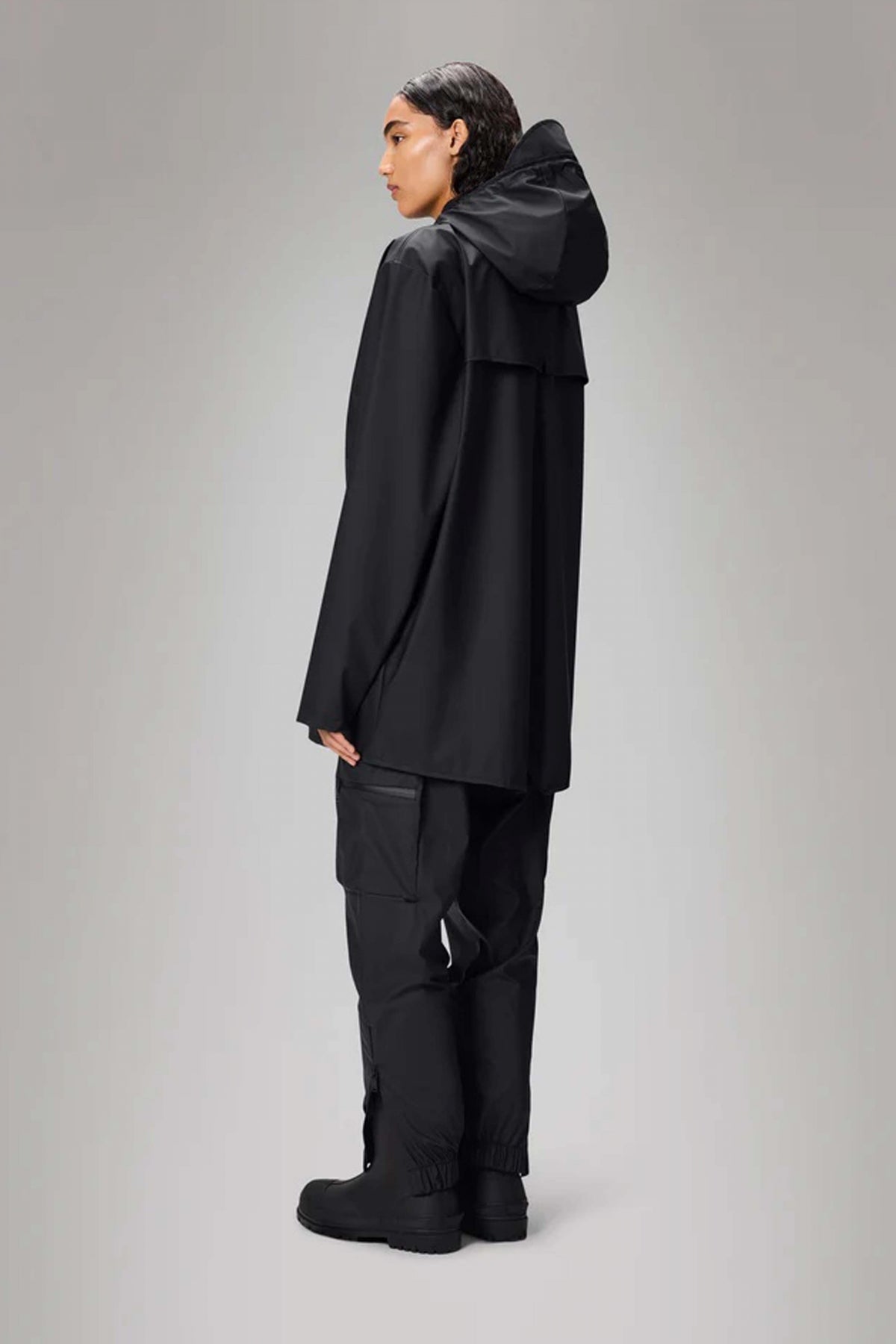 RAINS JACKET W en color NEGRO  (3)