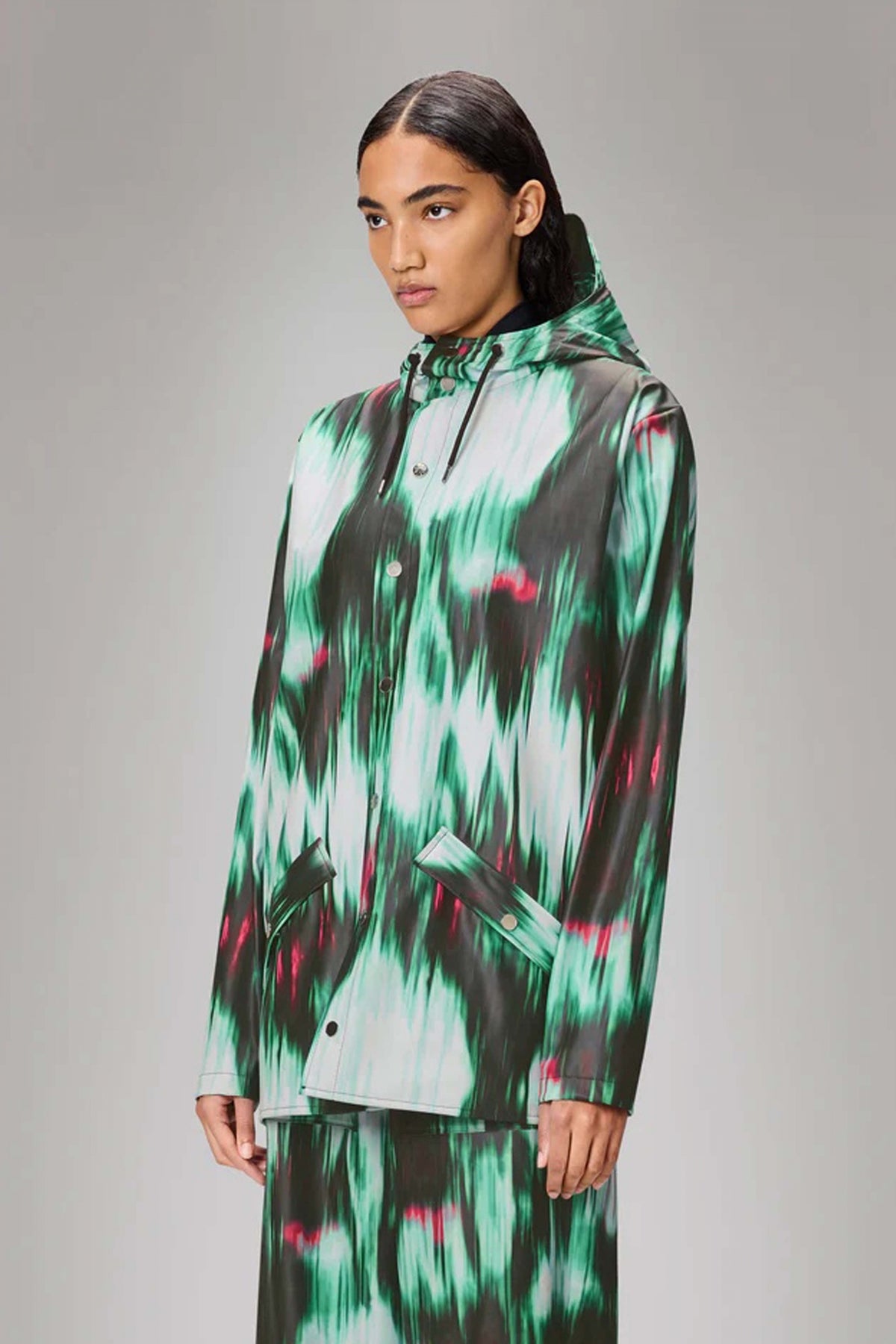 RAINS JACKET W en color VERDE  (1)
