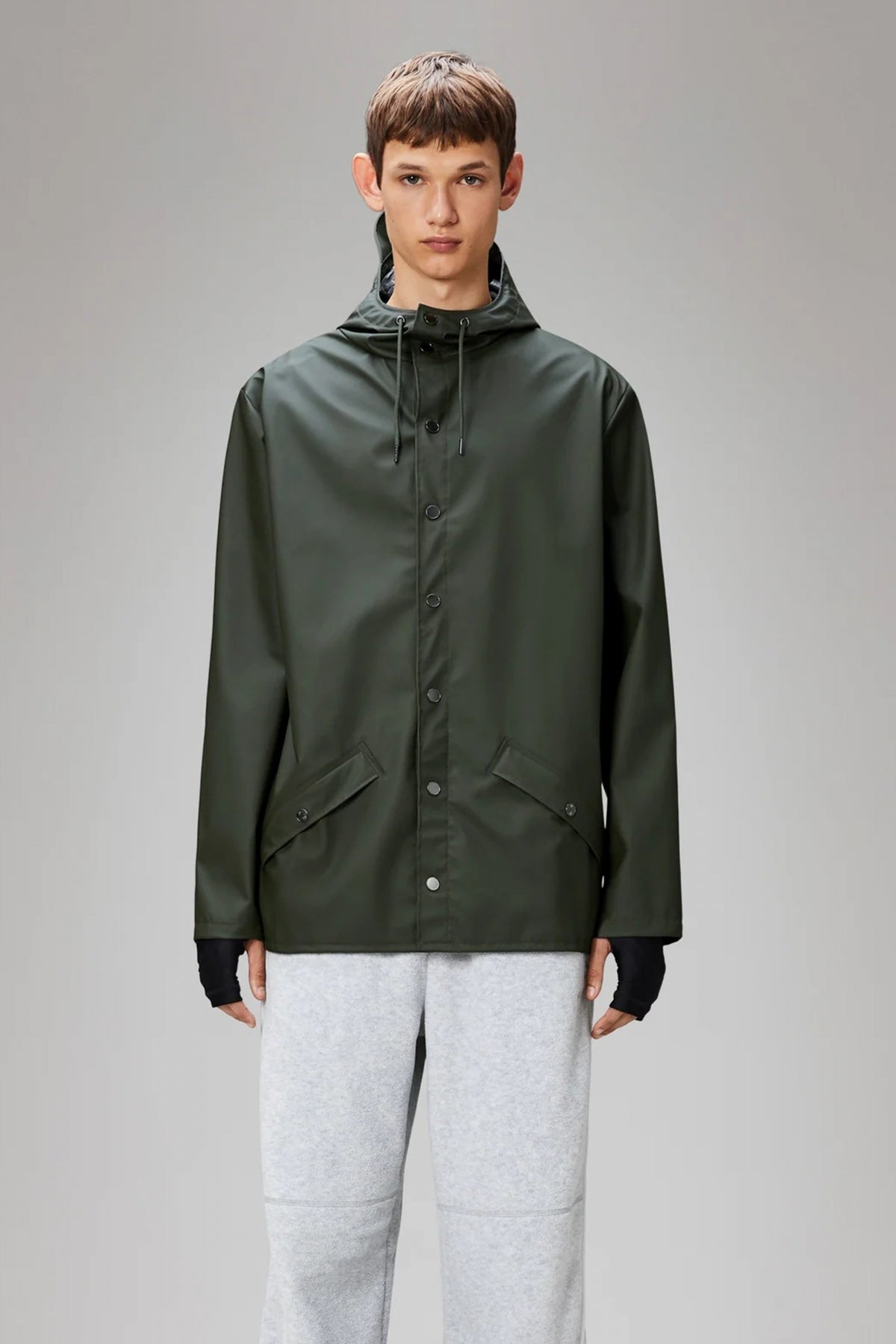 RAINS JACKET V en color VERDE  (1)