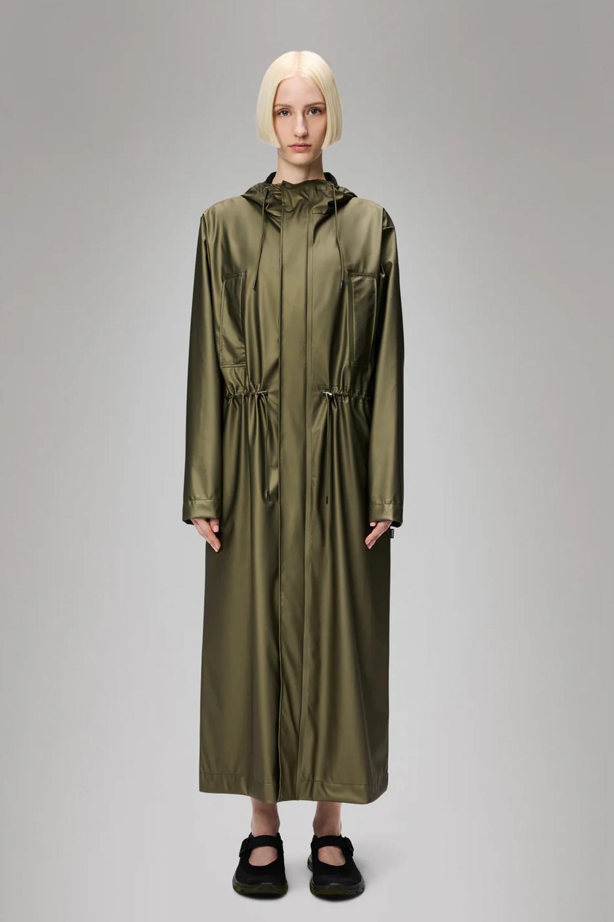 RAINS BOLD LONGEST JACKET W en color VERDE  (1)