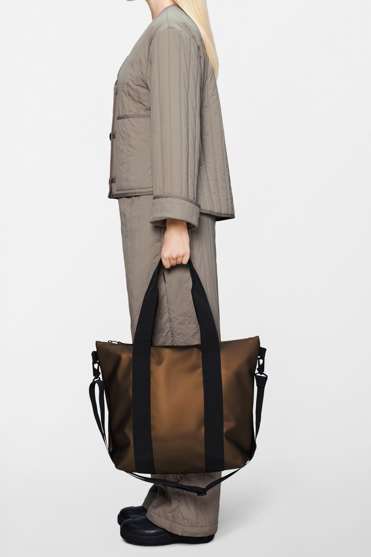 RAINS R TOTE BAG MINI W en color MARRON  (1)