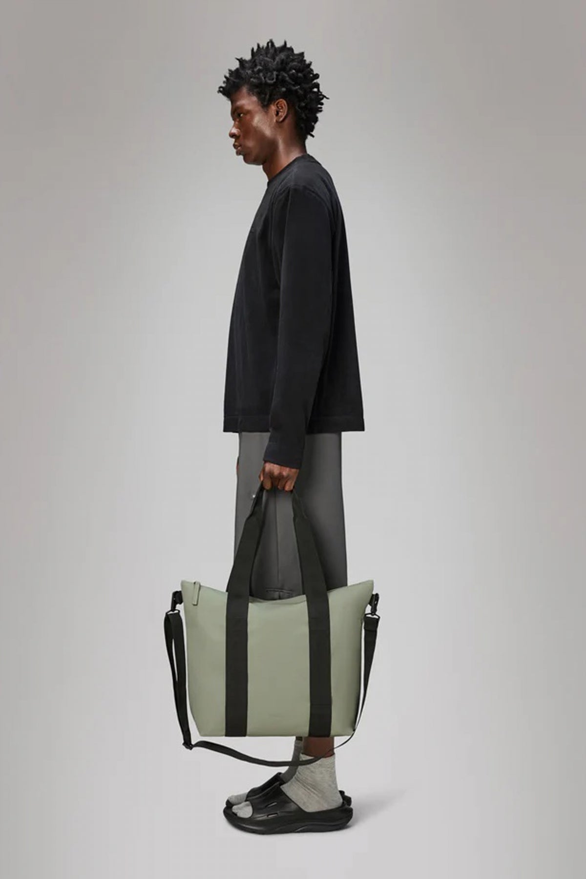 RAINS TOTE BAG MINI en color GRIS  (3)