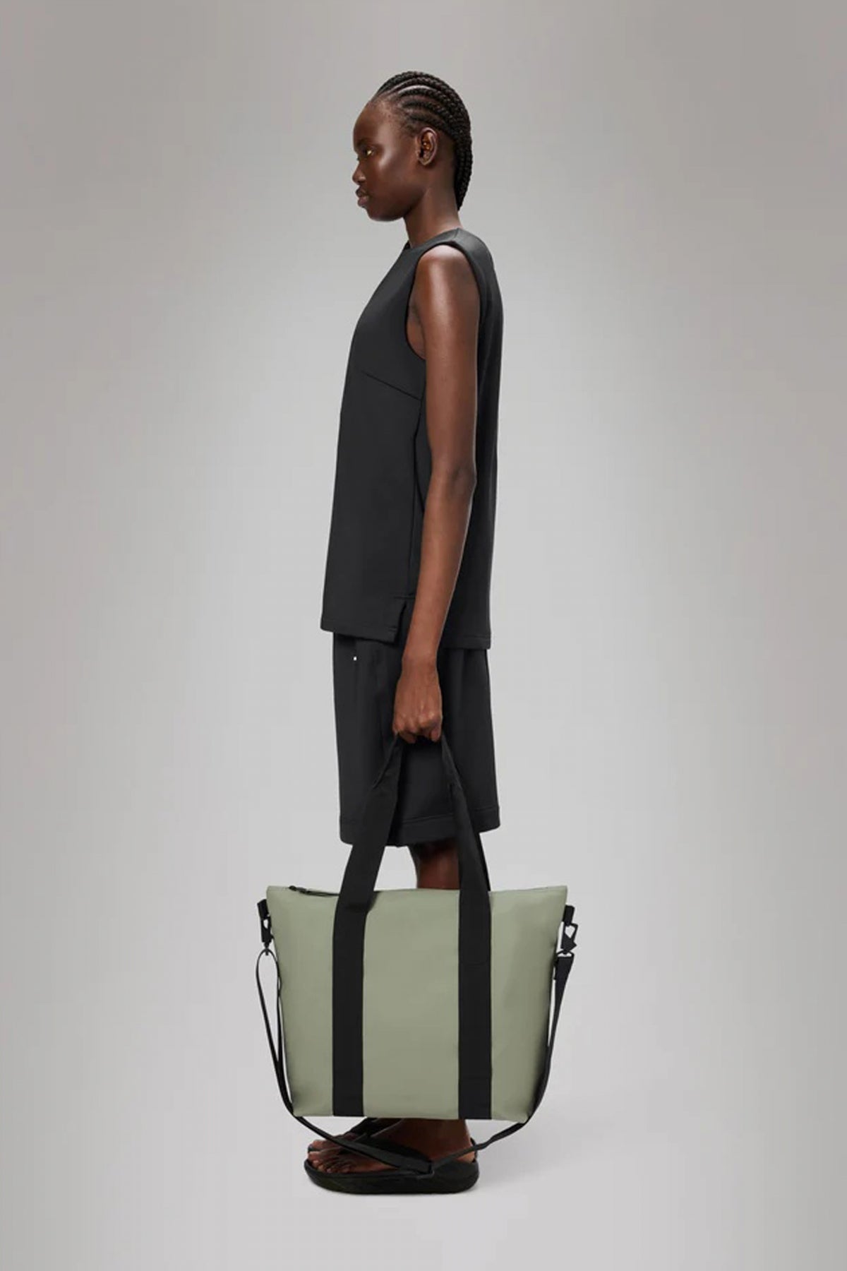 RAINS TOTE BAG MINI en color GRIS  (4)