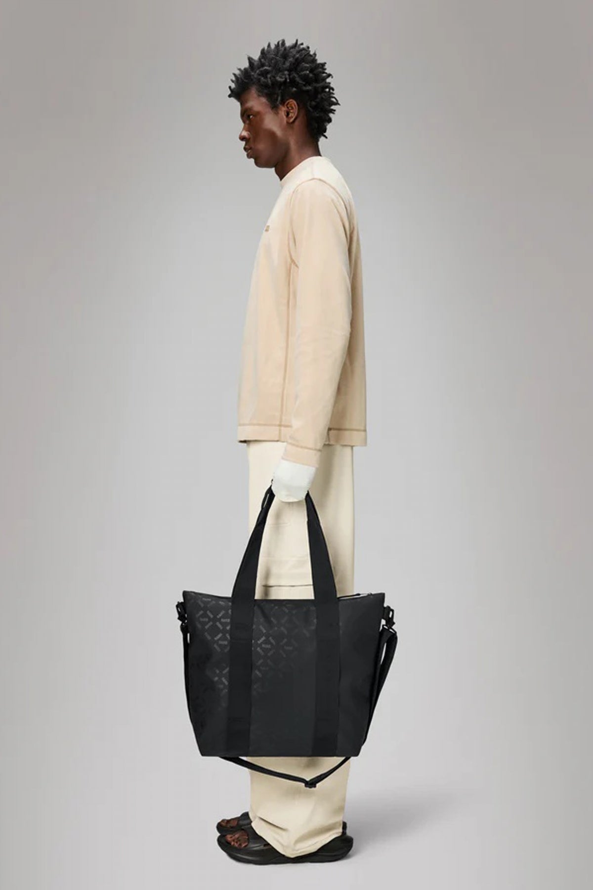 RAINS TOTE BAG MINI en color NEGRO  (3)