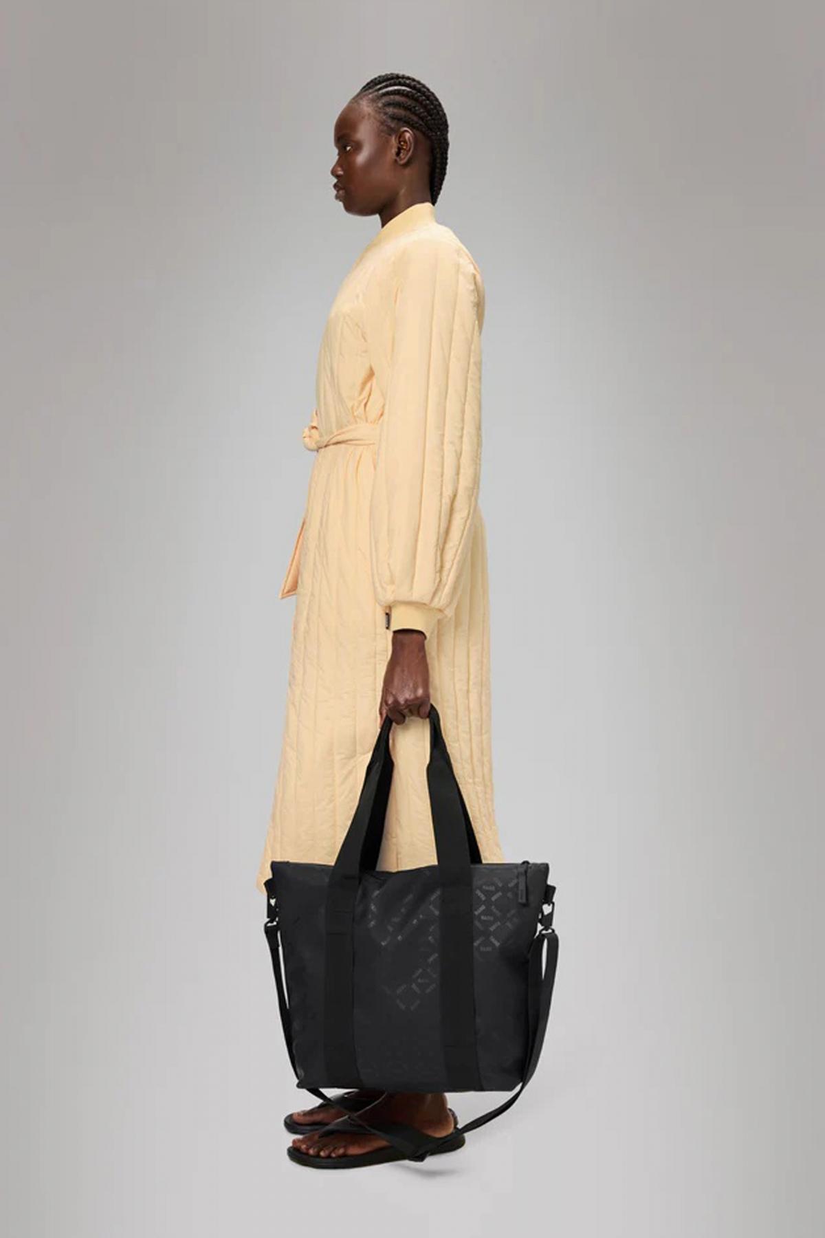 RAINS TOTE BAG MINI W en color NEGRO  (4)