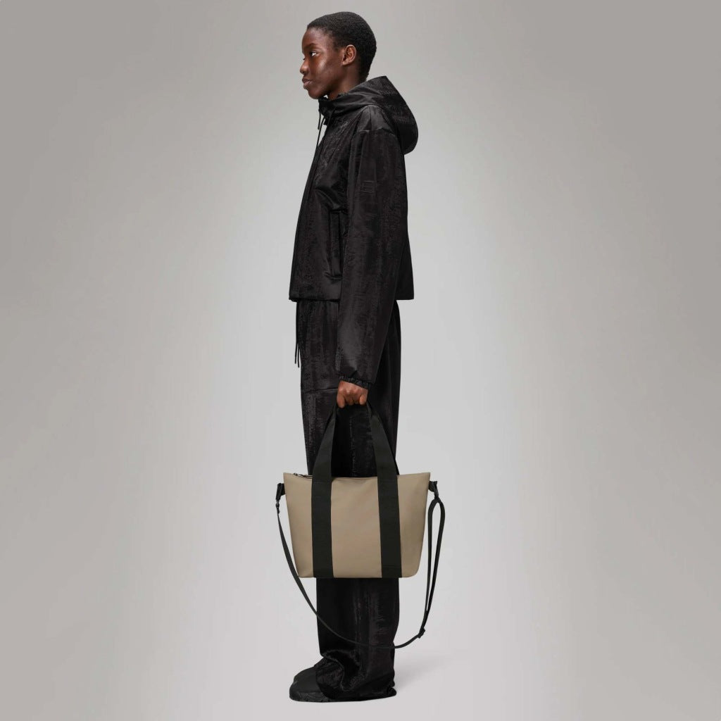RAINS TOTE BAG MICRO en color BEIS  (6)