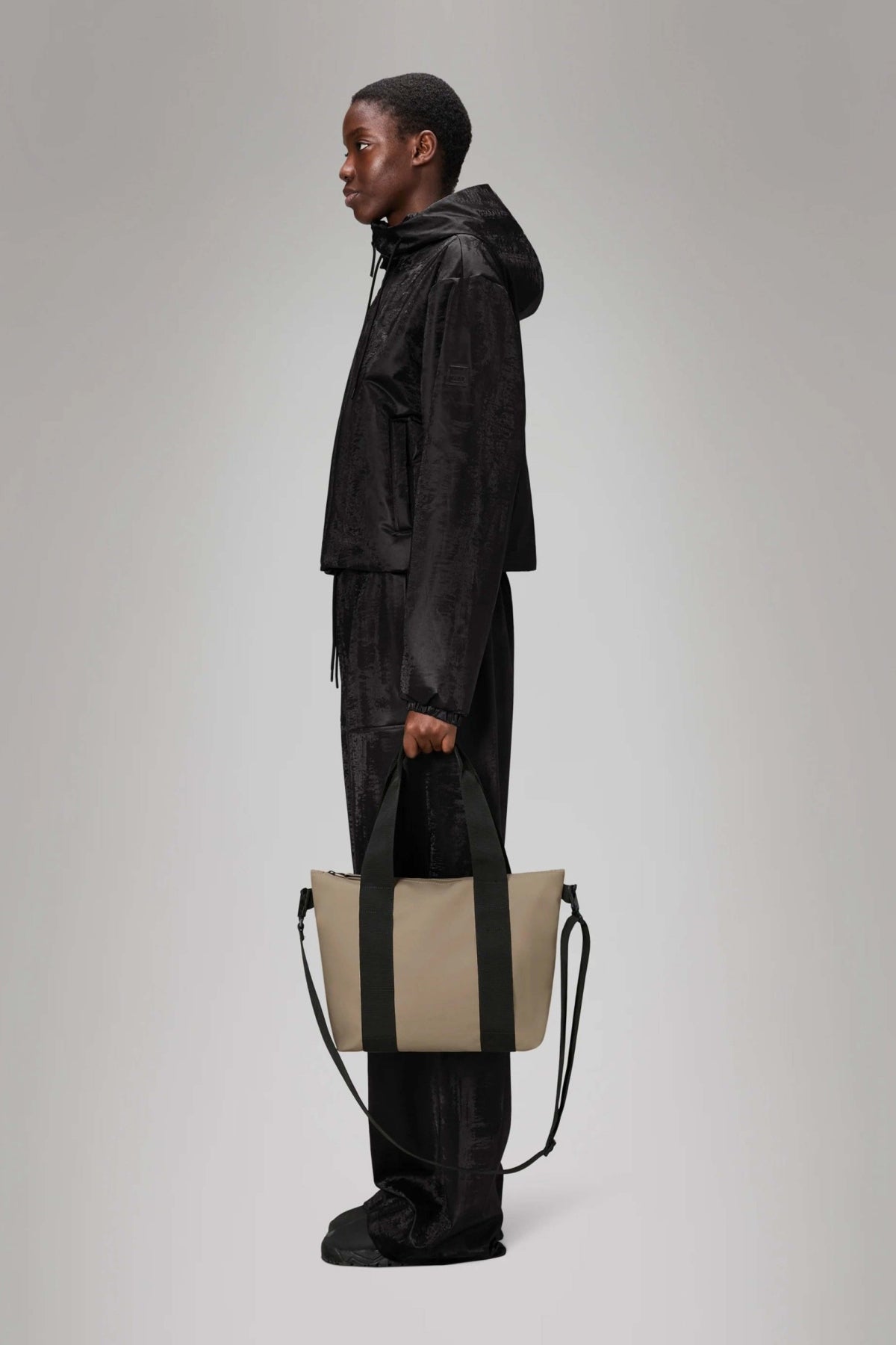 RAINS TOTE BAG MICRO en color BEIS  (3)