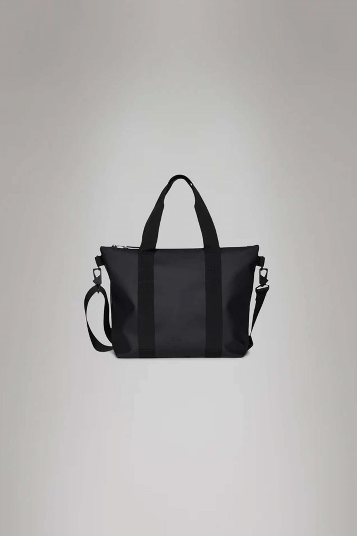 RAINS TOTE BAG MICRO en color NEGRO  (1)