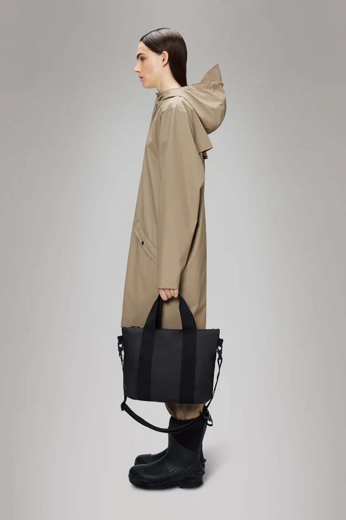 RAINS TOTE BAG MICRO en color NEGRO  (3)