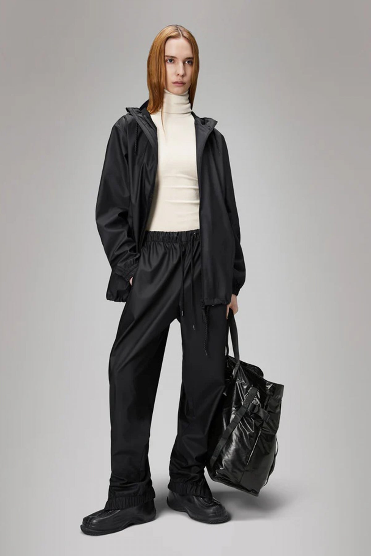 RAINS RAIN PANTS REGULAR W en color NEGRO  (5)