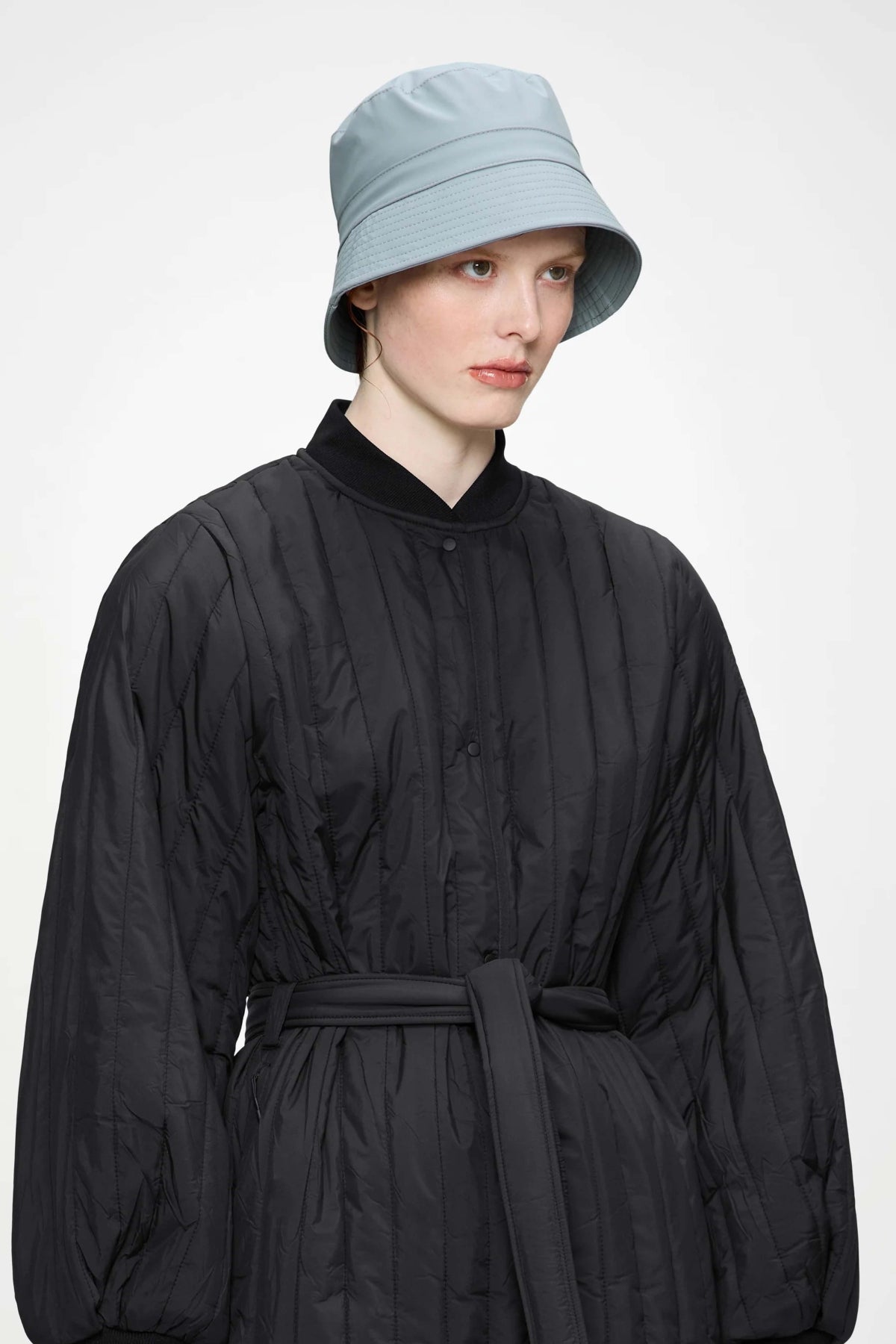 RAINS BUCKET HAT en color GRIS  (1)