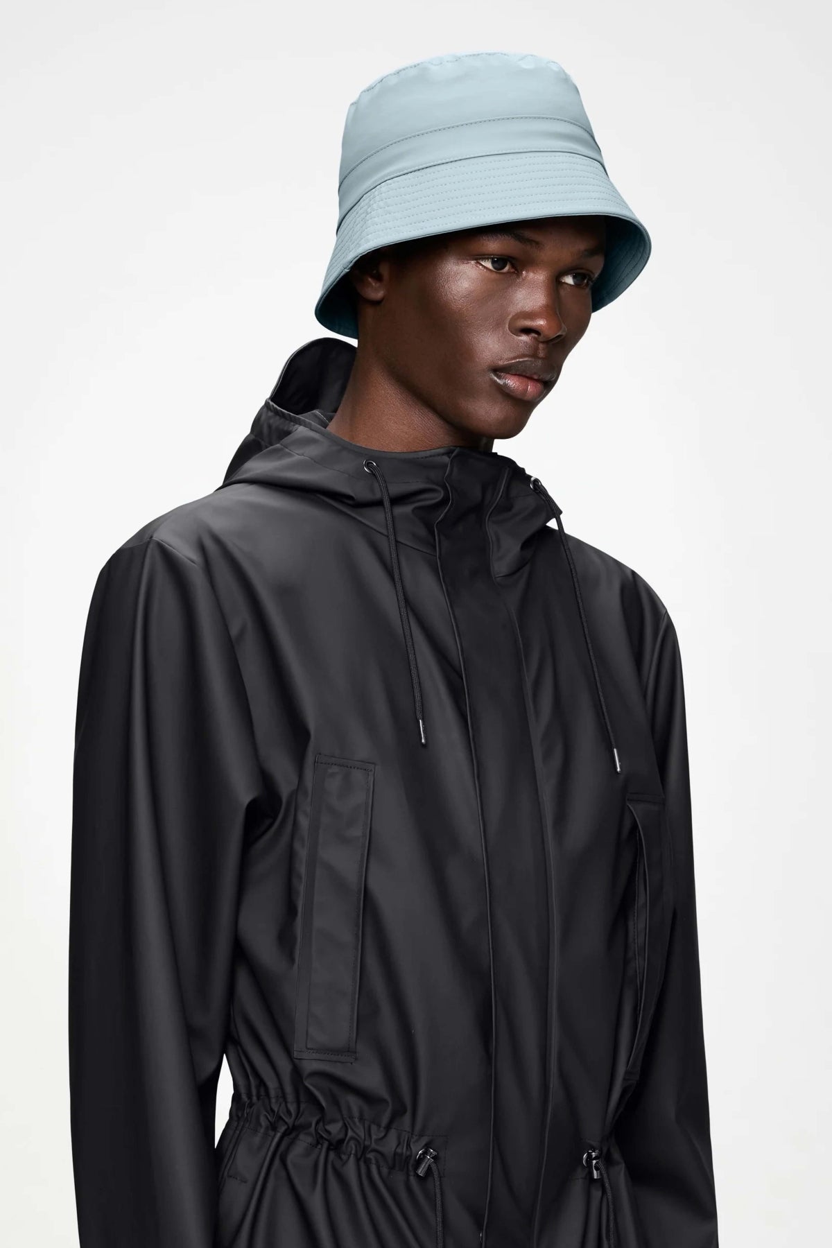RAINS BUCKET HAT en color GRIS  (2)