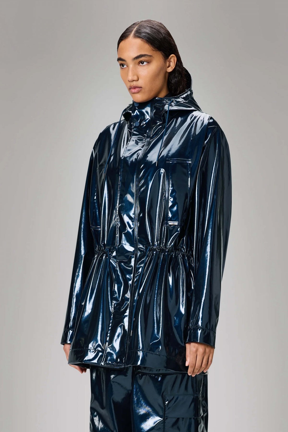 RAINS BOLD LONG JACKET W en color AZUL  (1)