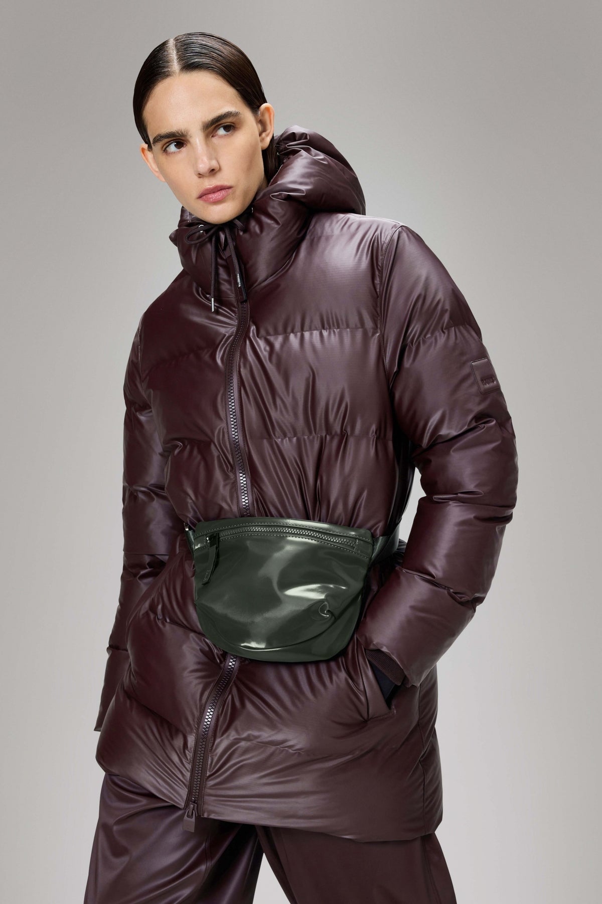 RAINS  VALERA BUM BAG MICRO  en color VERDE  (4)