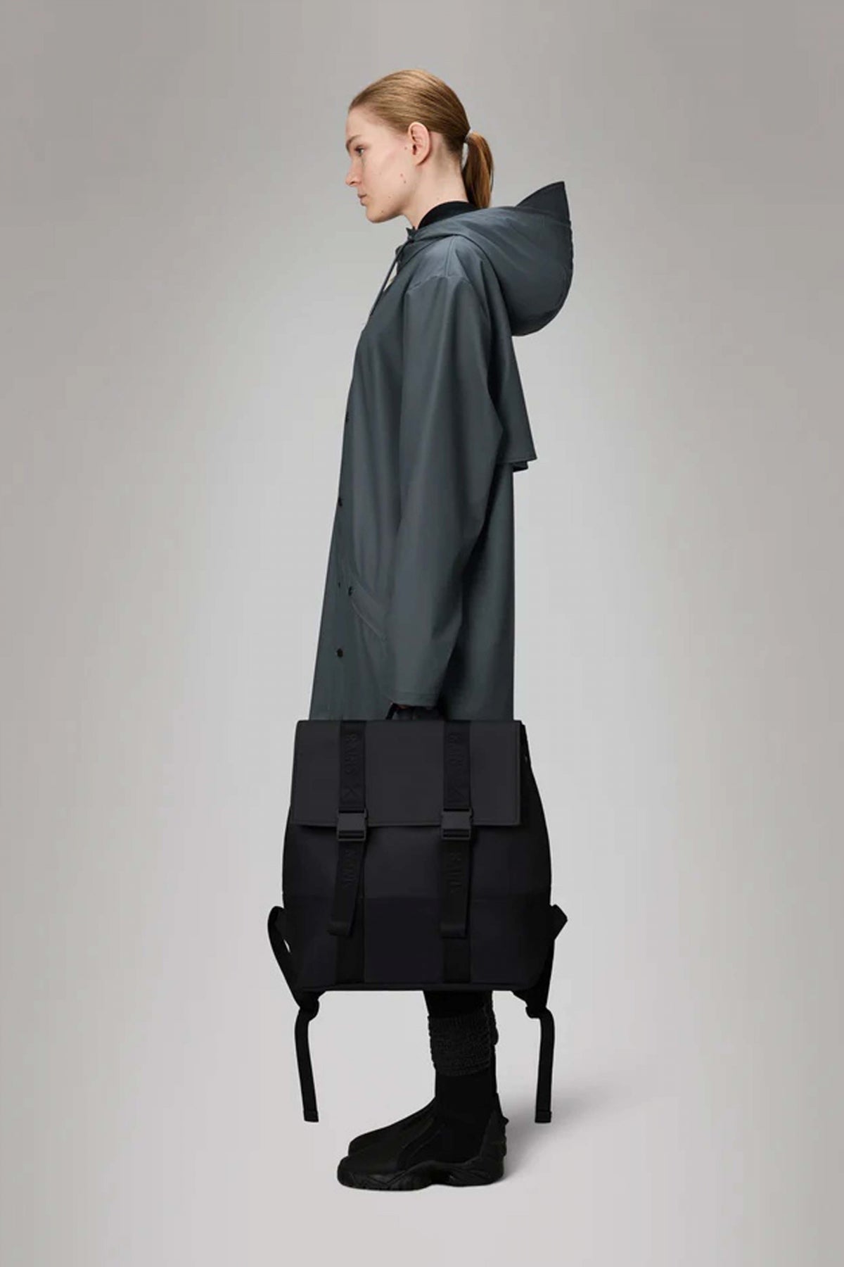 RAINS TRAIL MSN BAG W en color NEGRO  (3)