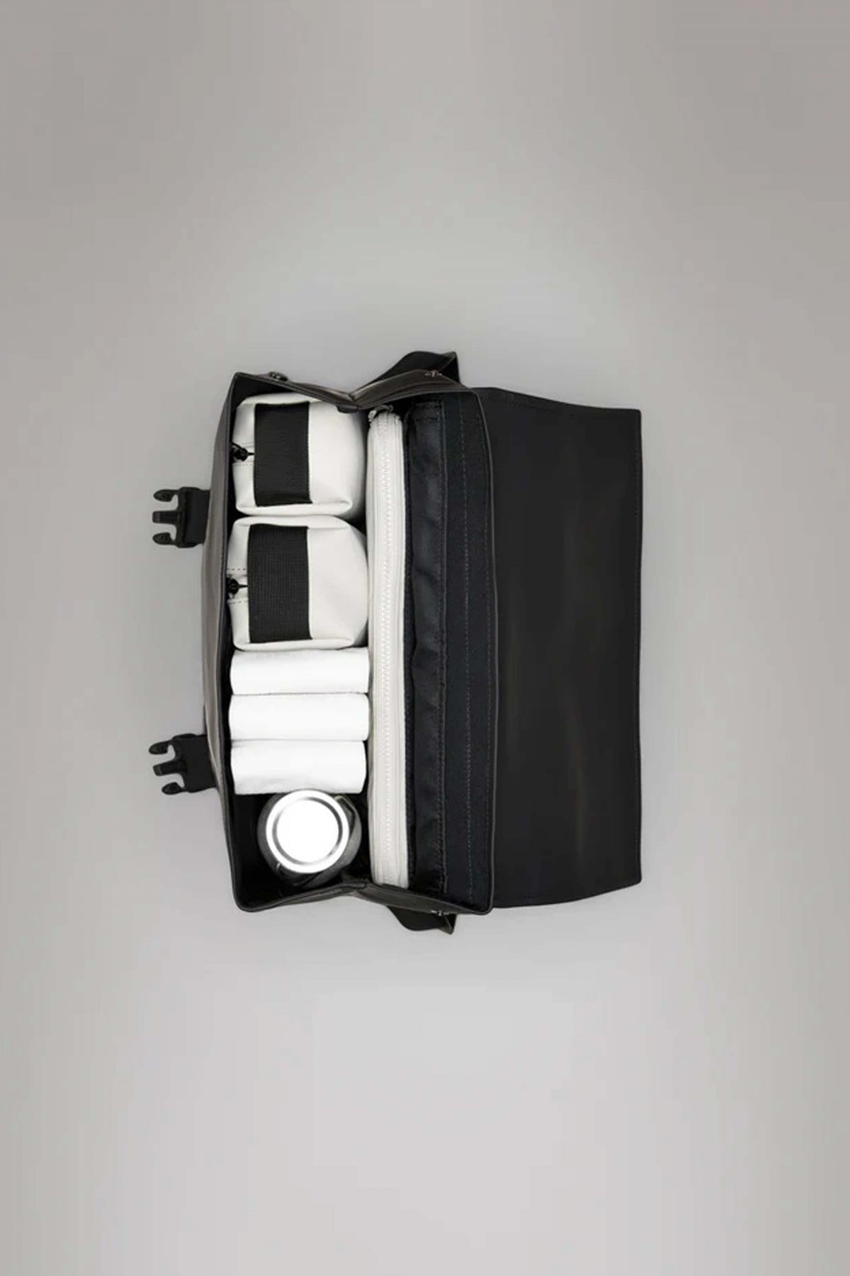 RAINS TRAIL MSN BAG W en color NEGRO  (4)