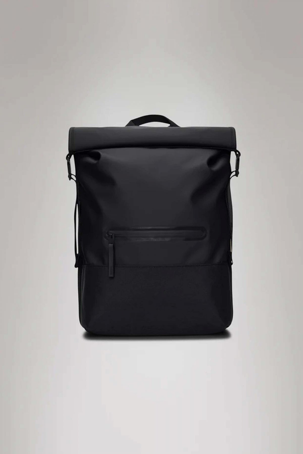 RAINS TRAIL ROLLTOP BACKPACK W en color NEGRO  (1)