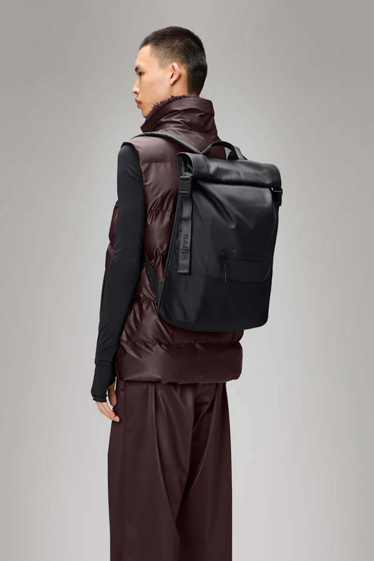RAINS TRAIL ROLLTOP BACKPACK W en color NEGRO  (3)