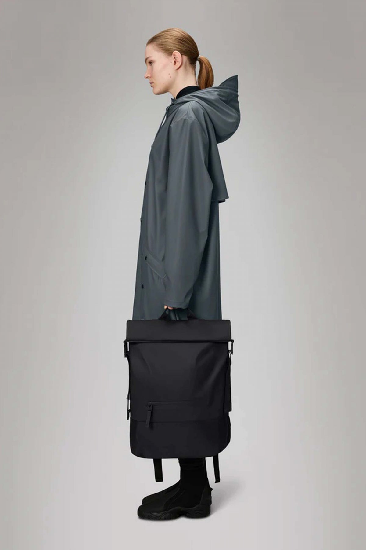 RAINS TRAIL ROLLTOP BACKPACK W en color NEGRO  (4)