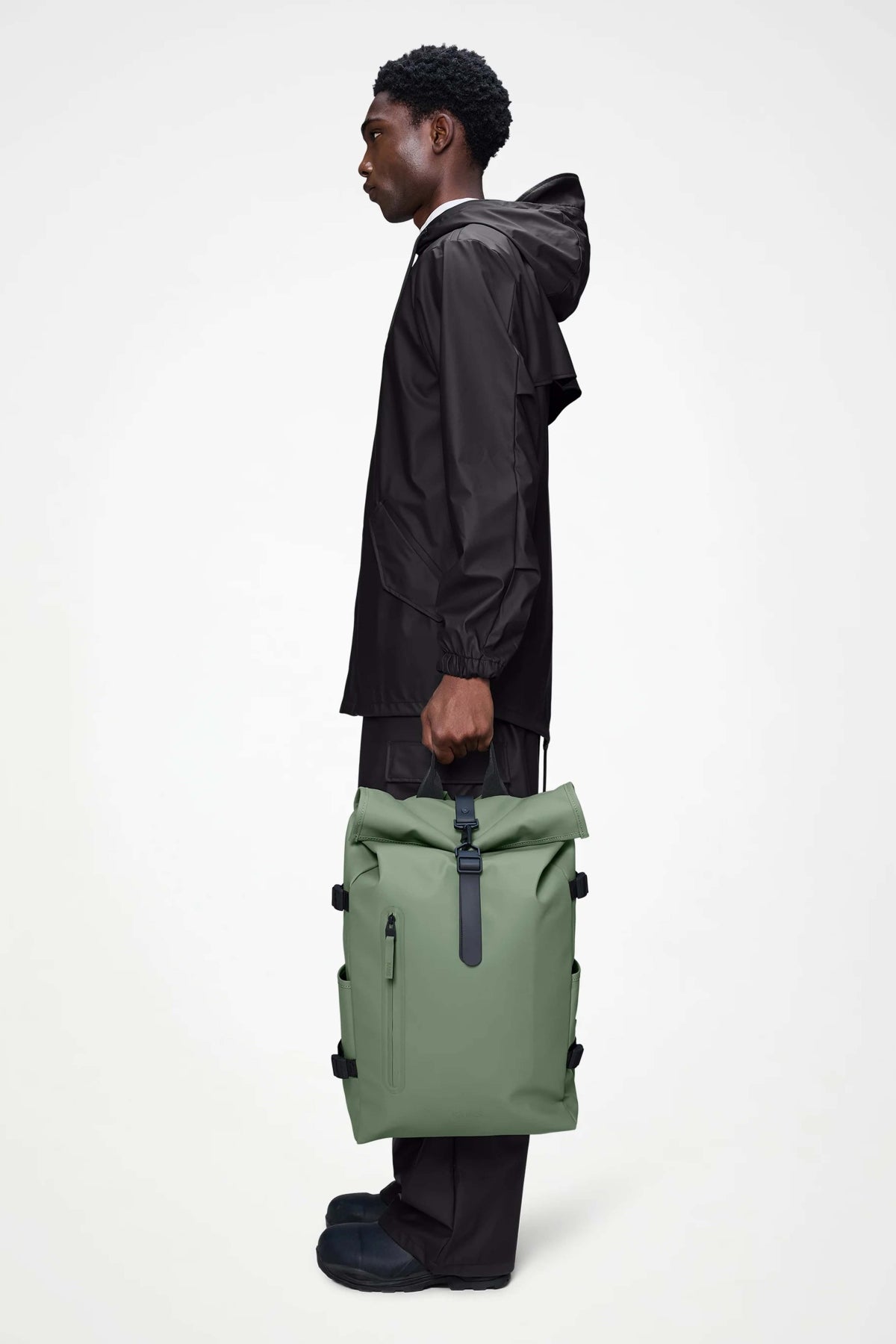 RAINS ROLLTOP RUCKSACK W en color VERDE  (2)