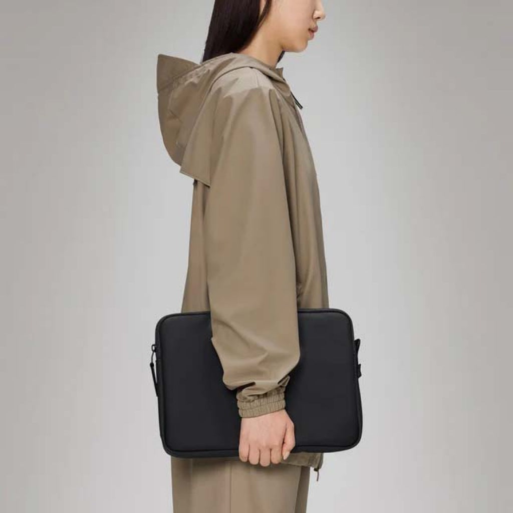 RAINS TRAIL LAPTOP CASE " " W en color NEGRO  (5)