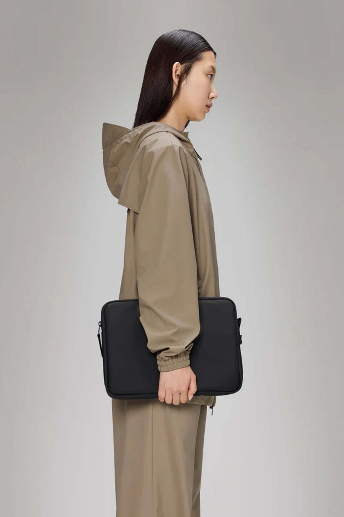 RAINS TRAIL LAPTOP CASE " " W en color NEGRO  (2)